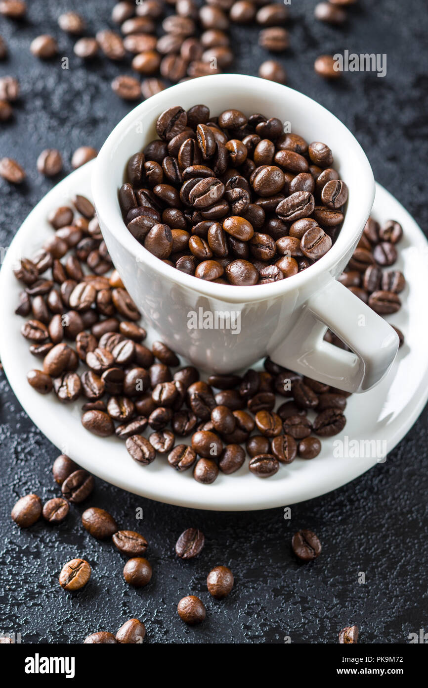 Les grains de café torréfiés tasse à café en. Banque D'Images