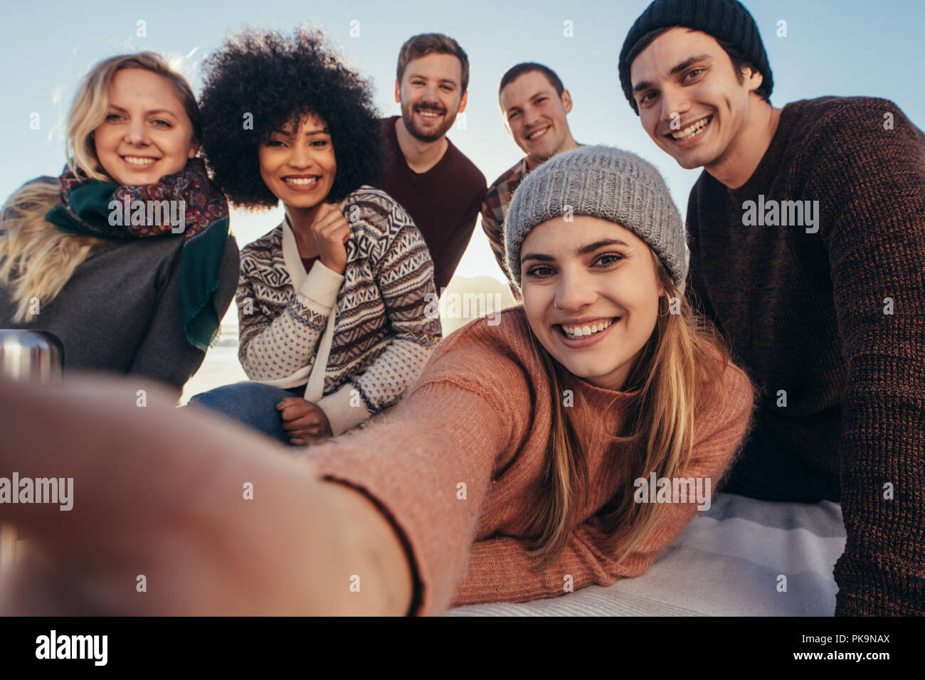 Jeunes amis de prendre au cours de selfies beach party. Groupe de race mixte prise d'amis sur le bord de la mer. selfies Banque D'Images