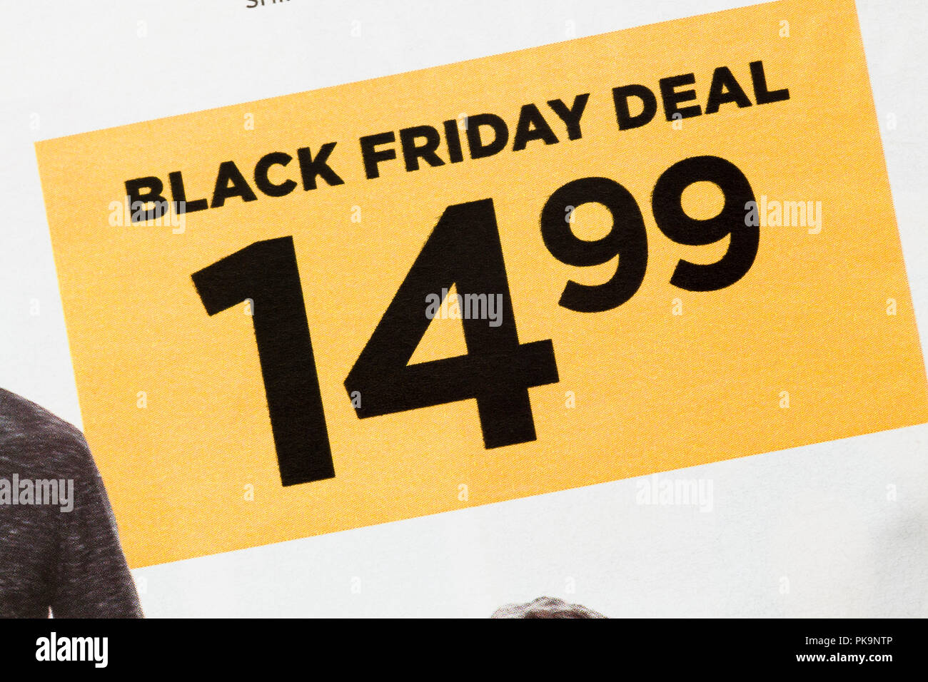 Le vendredi noir vente annonce sur l'habillement en courrier hebdomadaire - USA Banque D'Images