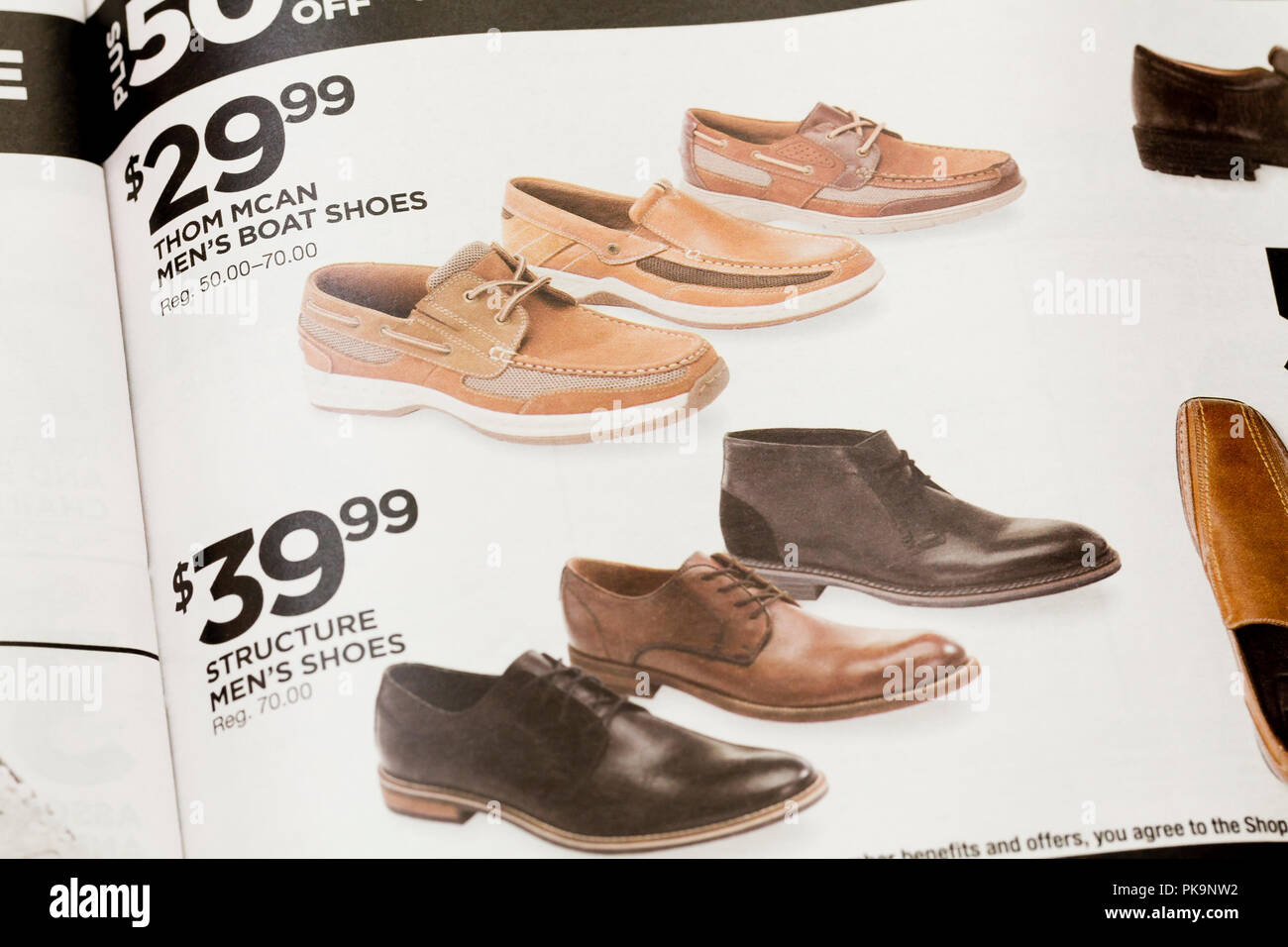 Chaussures en vente annonce dans le Programme courrier hebdomadaire publicité - USA Banque D'Images
