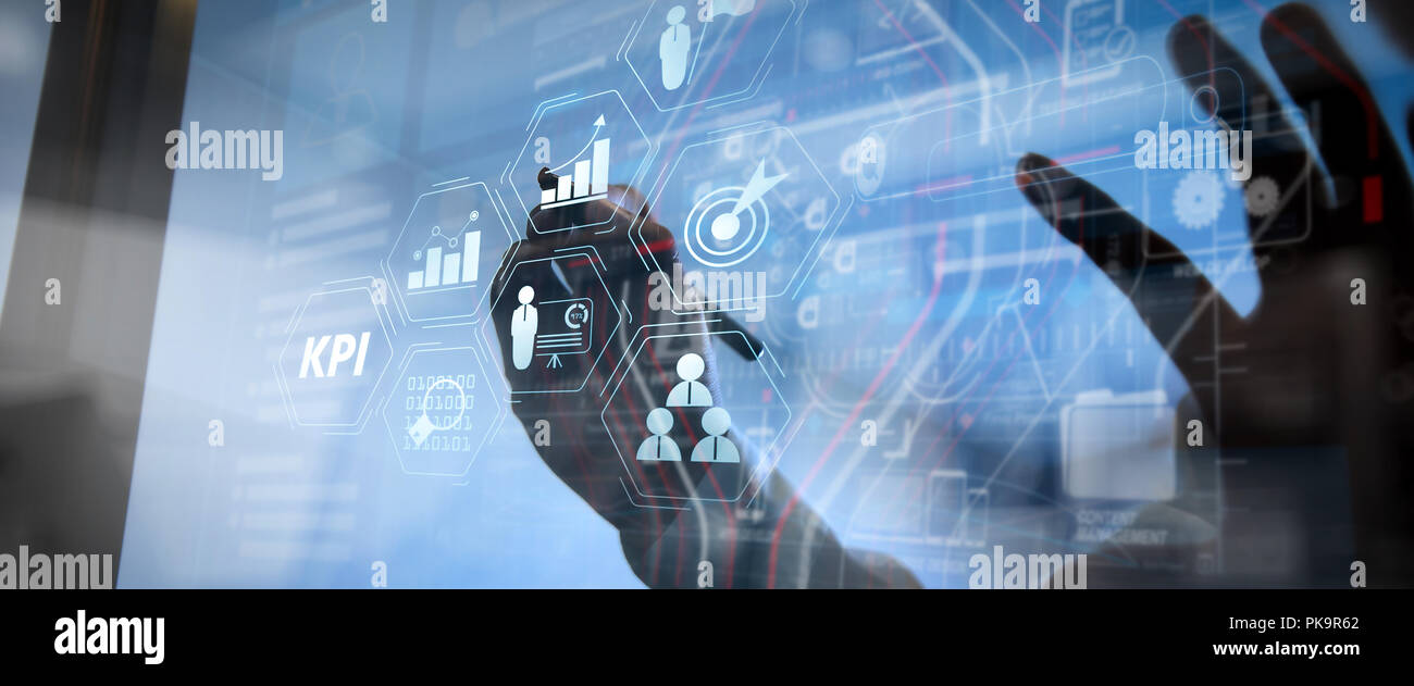 Indicateur de performance clé (KPI) workinng avec Business Intelligence (BI) indicateurs pour mesurer le rendement et l'objectif prévu.businessman using digital t Banque D'Images