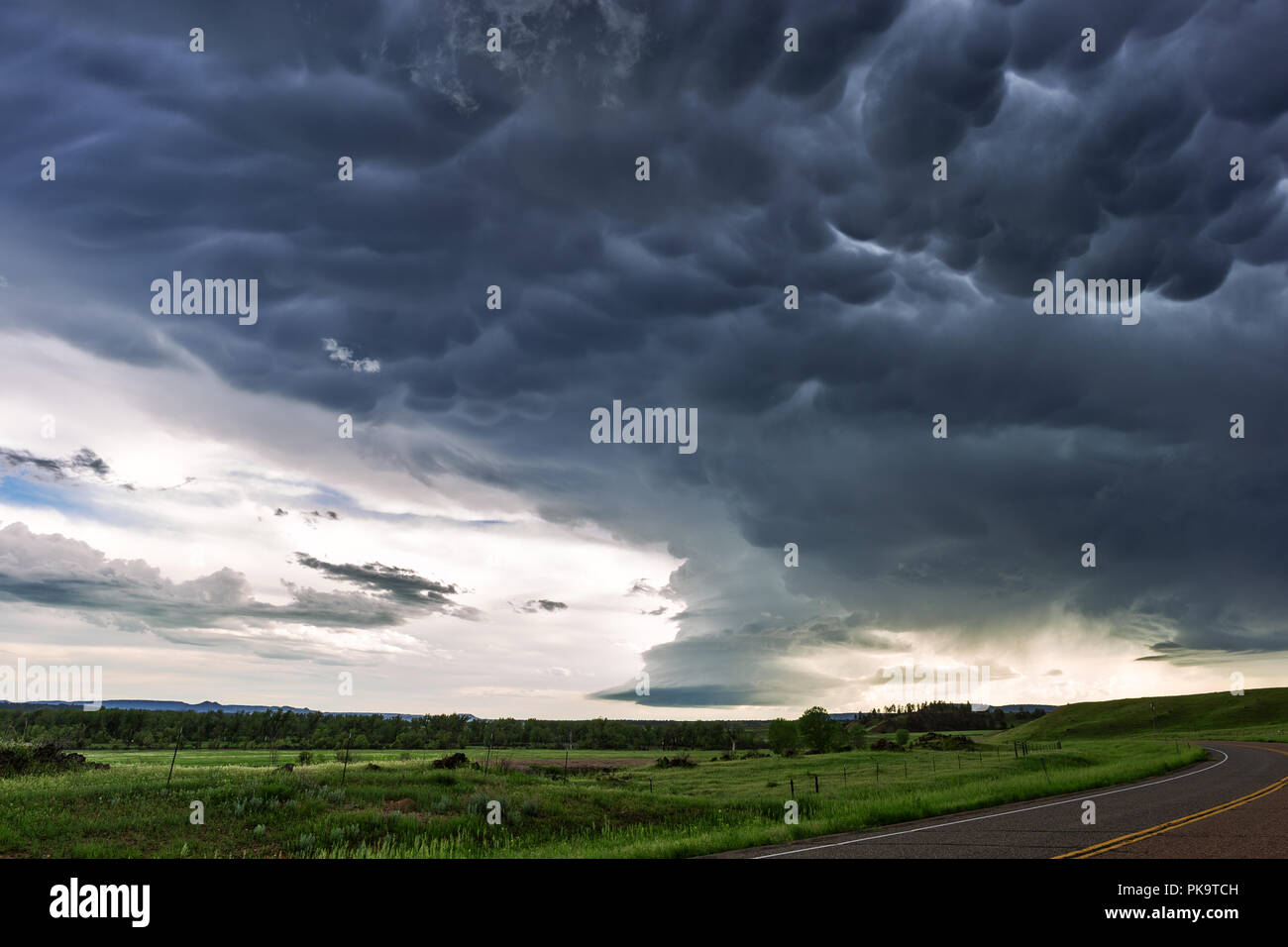 Un orage supercellulaire avec des nuages de mammatus spectaculaires dans le Montana près d'Ashland Banque D'Images