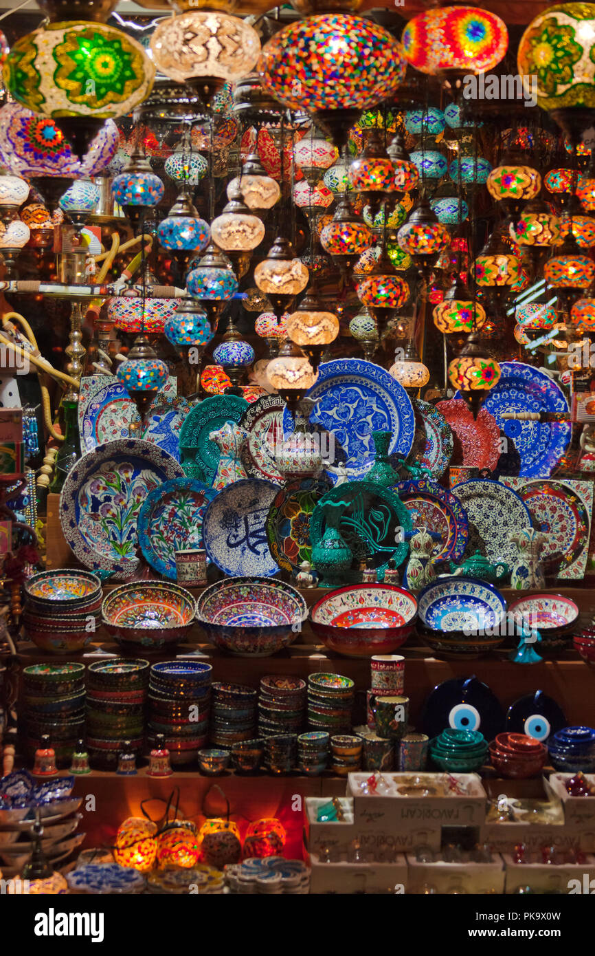 La vente de porcelaine au Grand Bazar, Istanbul, Turquie Banque D'Images