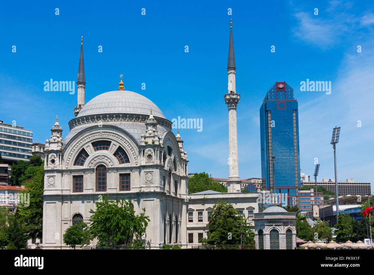 Mosquée Ortakôy et high rise, corne d'or, Istanbul, Turquie Banque D'Images