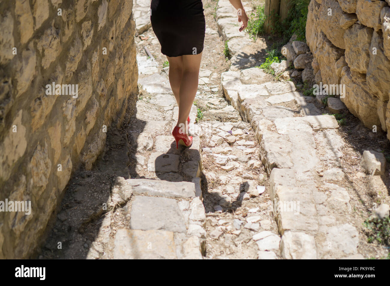 Femme en chaussures rouges marchant dans les étapes Banque D'Images