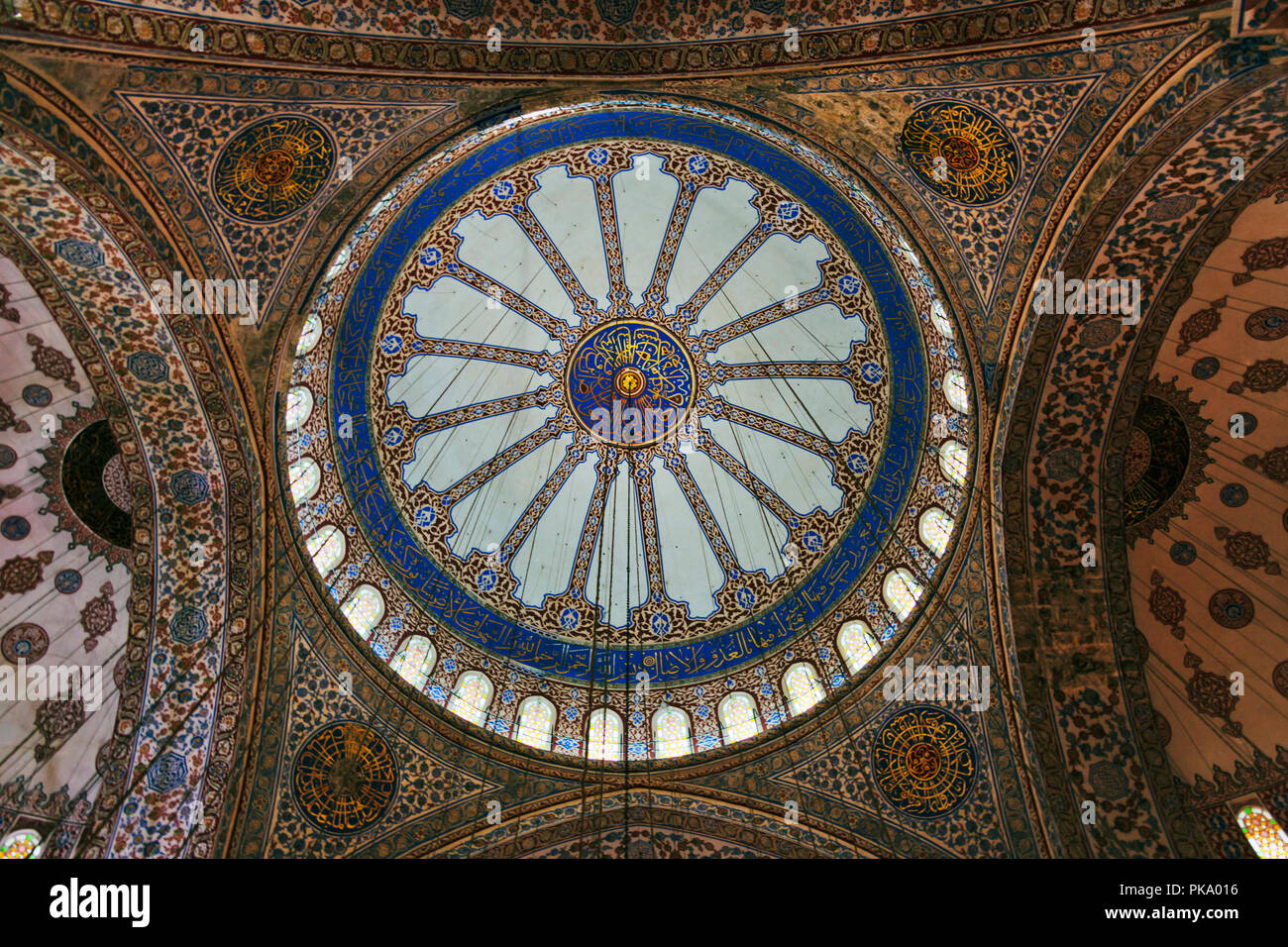 L'intérieur du plafond de la Mosquée Bleue (Mosquée Sultan Ahmed), Istanbul, Turquie Banque D'Images