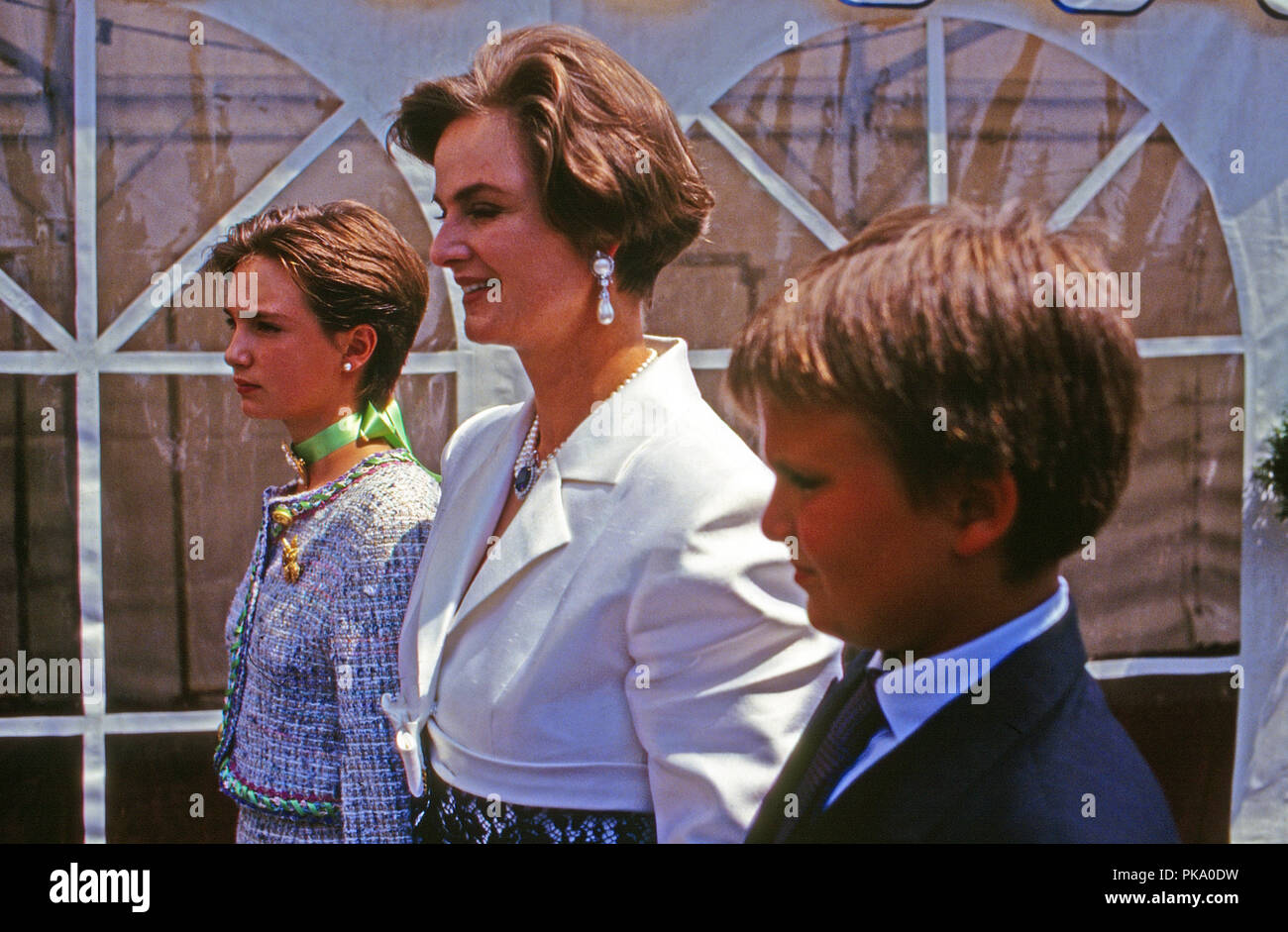 Fürstin Gloria von Thurn und Taxis mit Tochter Maria Theresia Sohn Albert bei der Hochzeit von Prinzessin Alexandra von Sayn Wittgenstein und Sayn Erbprinz Charles-eugène zu Oettingen und Oettingen Wallerstein à Bendorf, Deutschland 1994. La Princesse Gloria von Thurn et Taxis avec fille Maria Theresia et fils Albert au mariage de la princesse Alexandra zu Sayn Wittgenstein Sayn et le prince Carl Eugen zu Oettingen Wallerstein et à Bendorf, Allemagne 1994. Banque D'Images