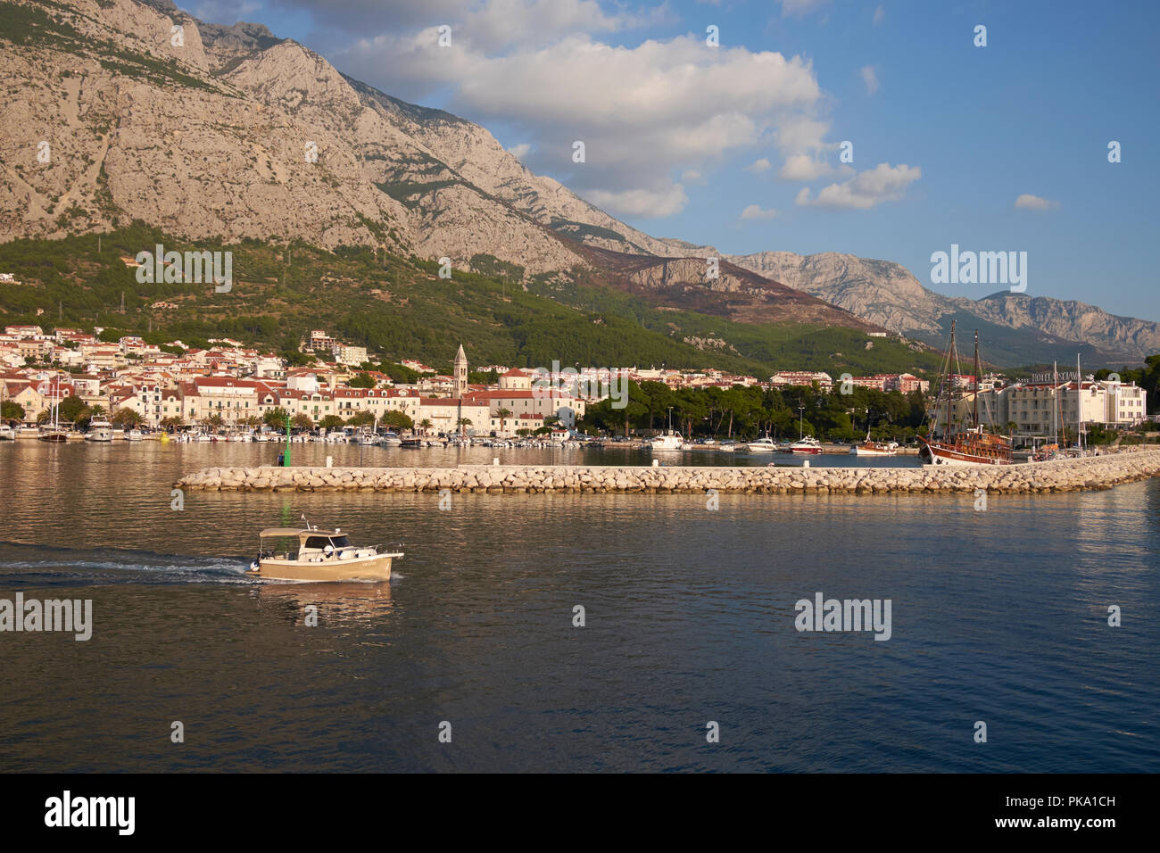 Voile vers la mer à Makarska, Croatie. Banque D'Images