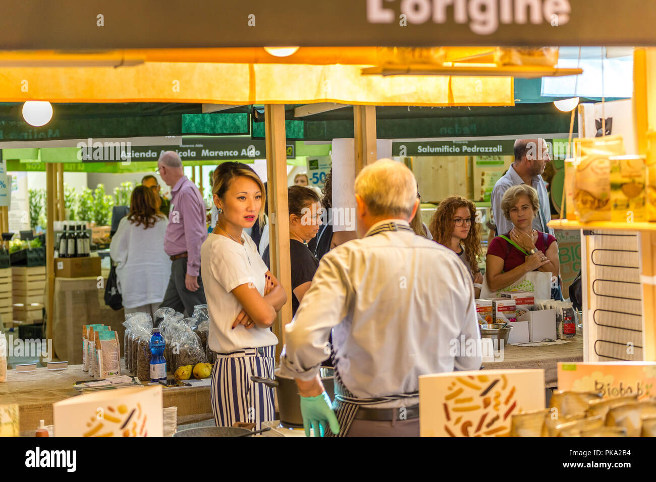 Bologne (Italie), le 10 septembre 2018 Stand : présentateur est la cuisson  des pâtes en dégustation pour les visiteurs au SANA, salon international de  l'agriculture biologique et natura Photo Stock - Alamy