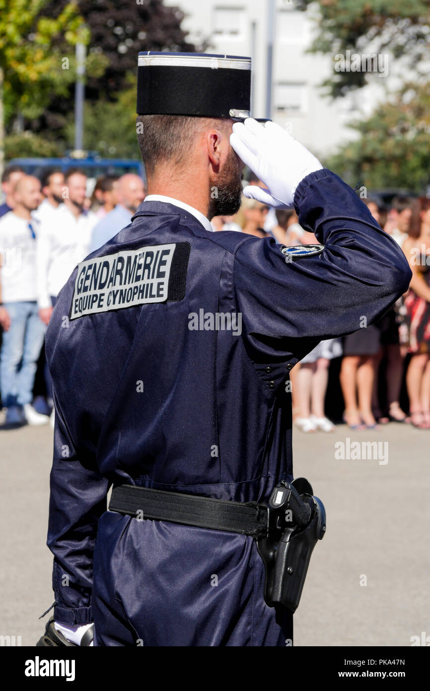 Gendarmes français assister à la cérémonie militaire officielle,  Sathonay-Camp, France Photo Stock - Alamy