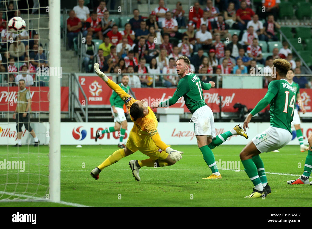 République d'Irlande est Aiden O'Brien (centre) marque son premier but de côtés du jeu pendant le match amical au Stadion Miejski, Wroclaw. Banque D'Images