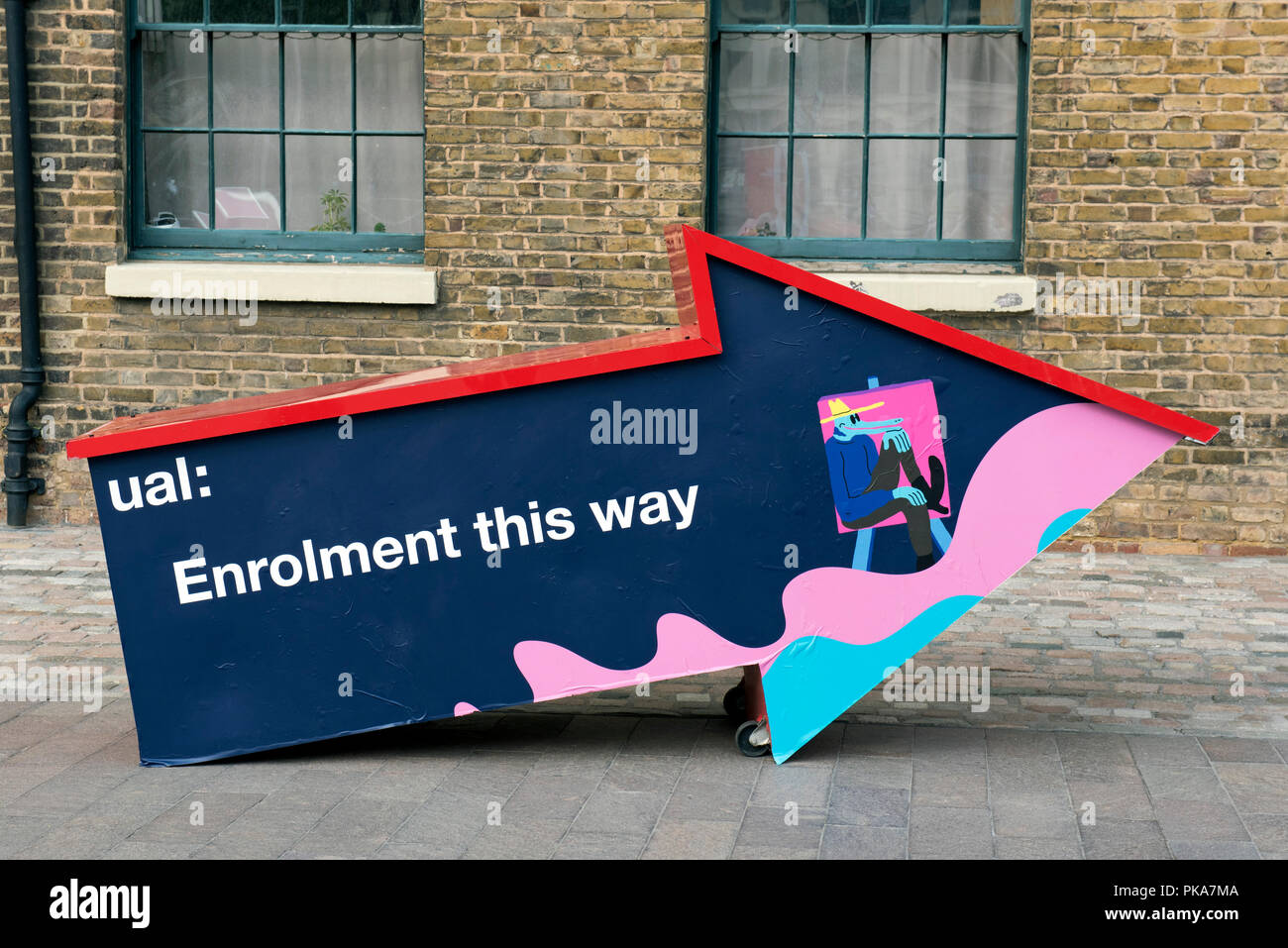 Pointeur de direction double inscription disant de cette façon, l'Université des Arts de Londres, Grenier à Square, Kings Cross Angleterre Grande-bretagne UK Banque D'Images
