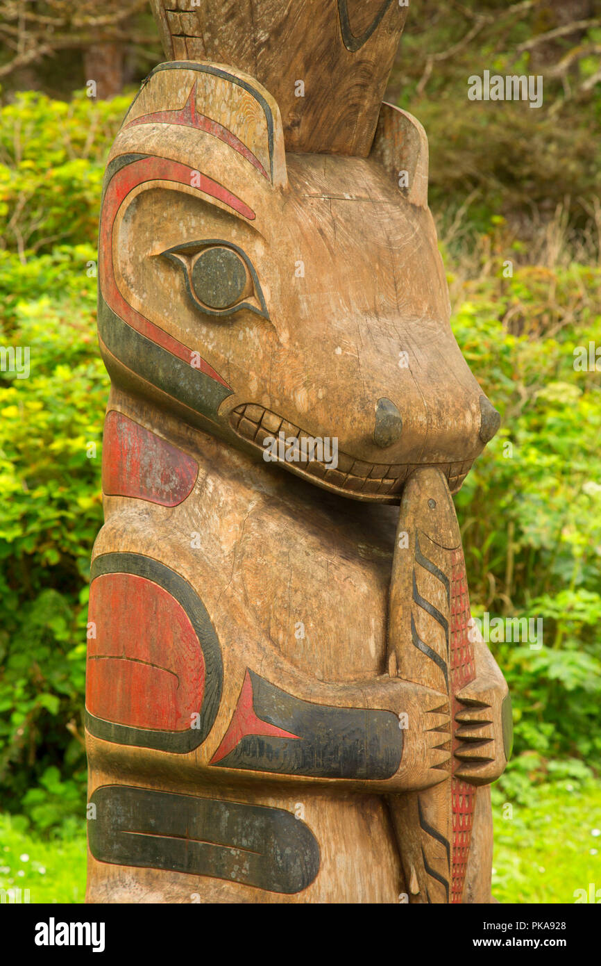 Totem le long sentier Nuu-chah-nulth, Pacific Rim National Park, British Columbia, Canada Banque D'Images