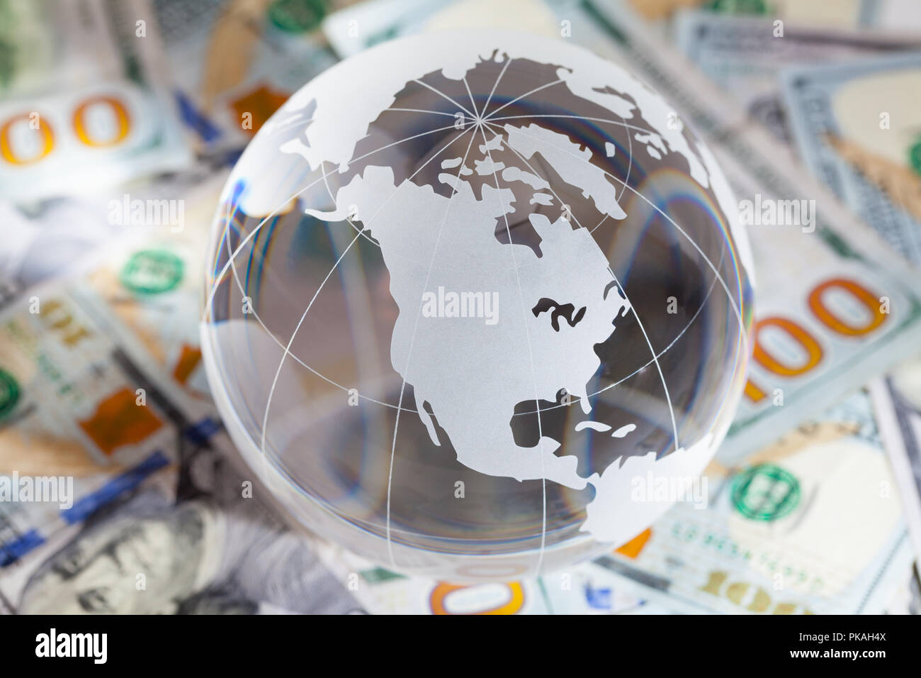 World Globe au-dessus de cent dollars. Banque D'Images