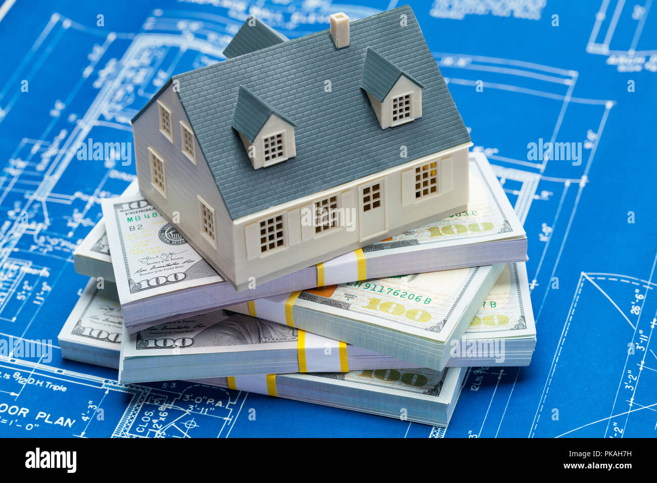 Au sommet d'une pile d'argent comptant et les bleus. Banque D'Images