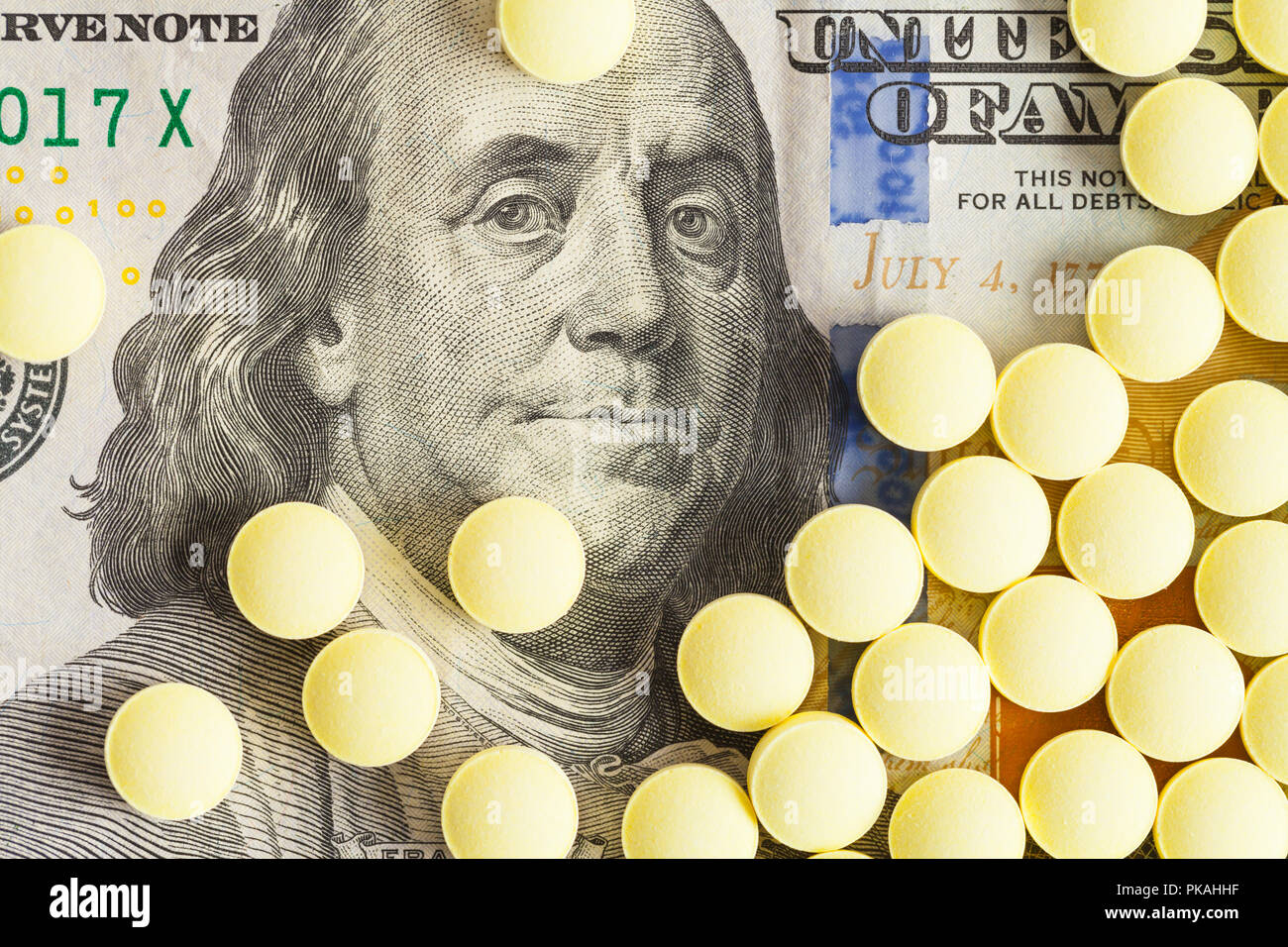 Hundred Dollar Bill avec Yellow Medicine Pills. Banque D'Images