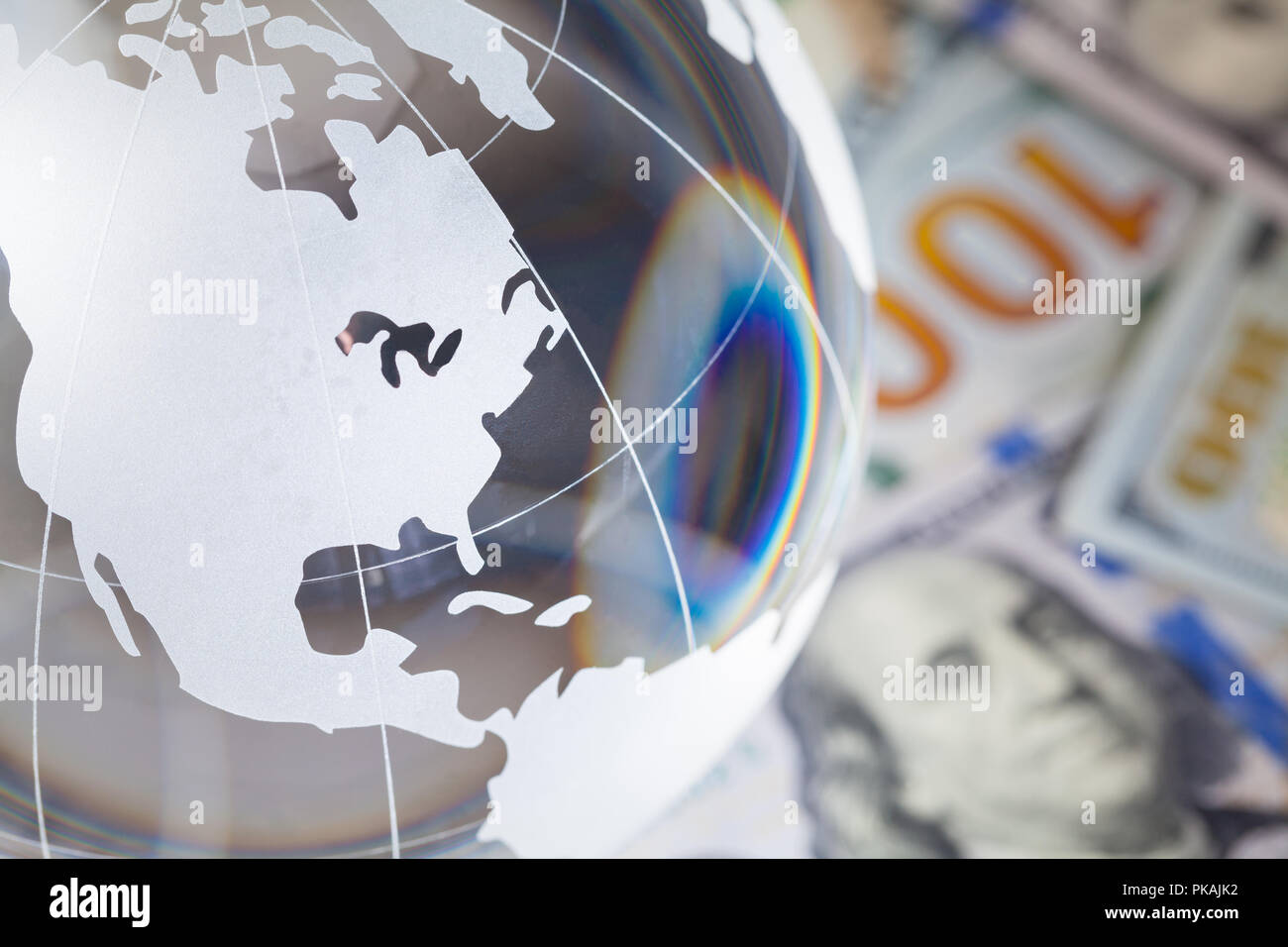 Globe en verre sur le dessus des centaines de dollars. Banque D'Images