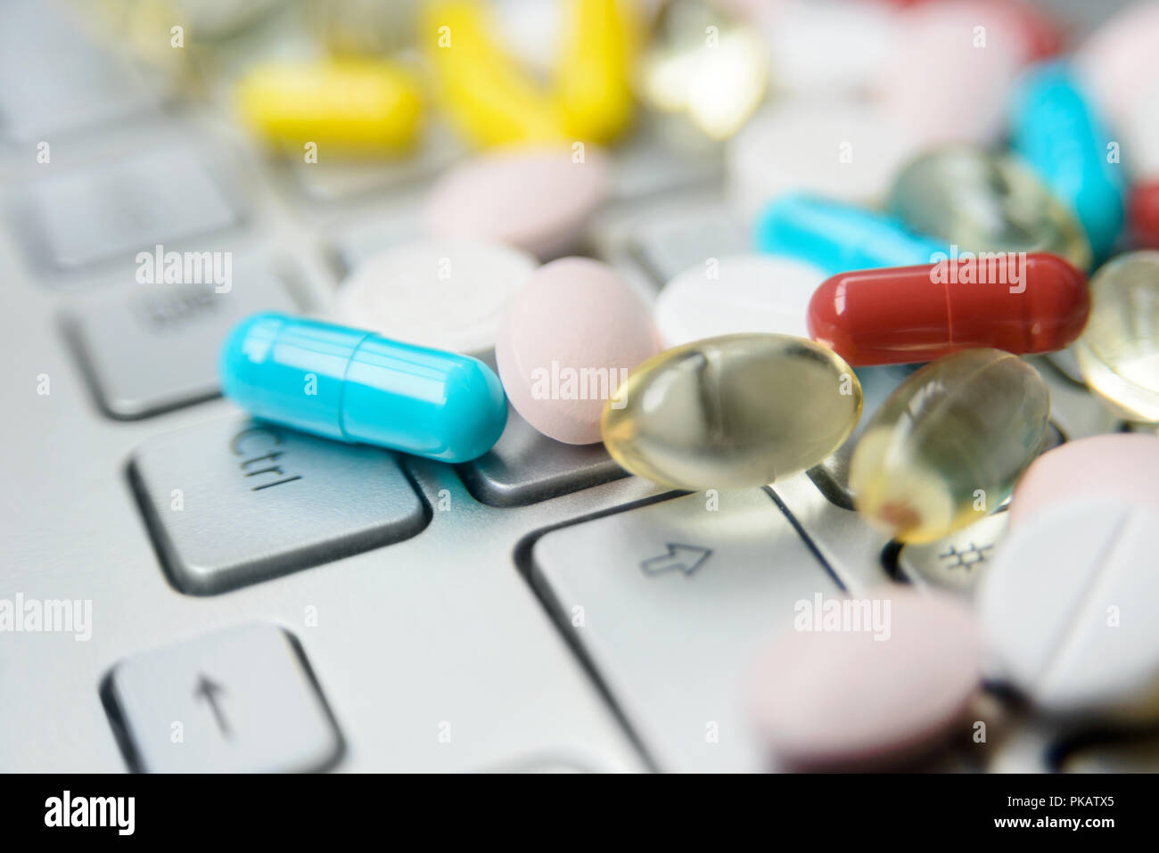 Pile de médecine assortis pills and capsules sur clavier gris, macro fond pharmaceutique. Banque D'Images