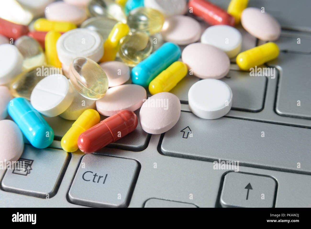 Pile de médecine assortis pills and capsules sur clavier gris, macro fond pharmaceutique. Banque D'Images