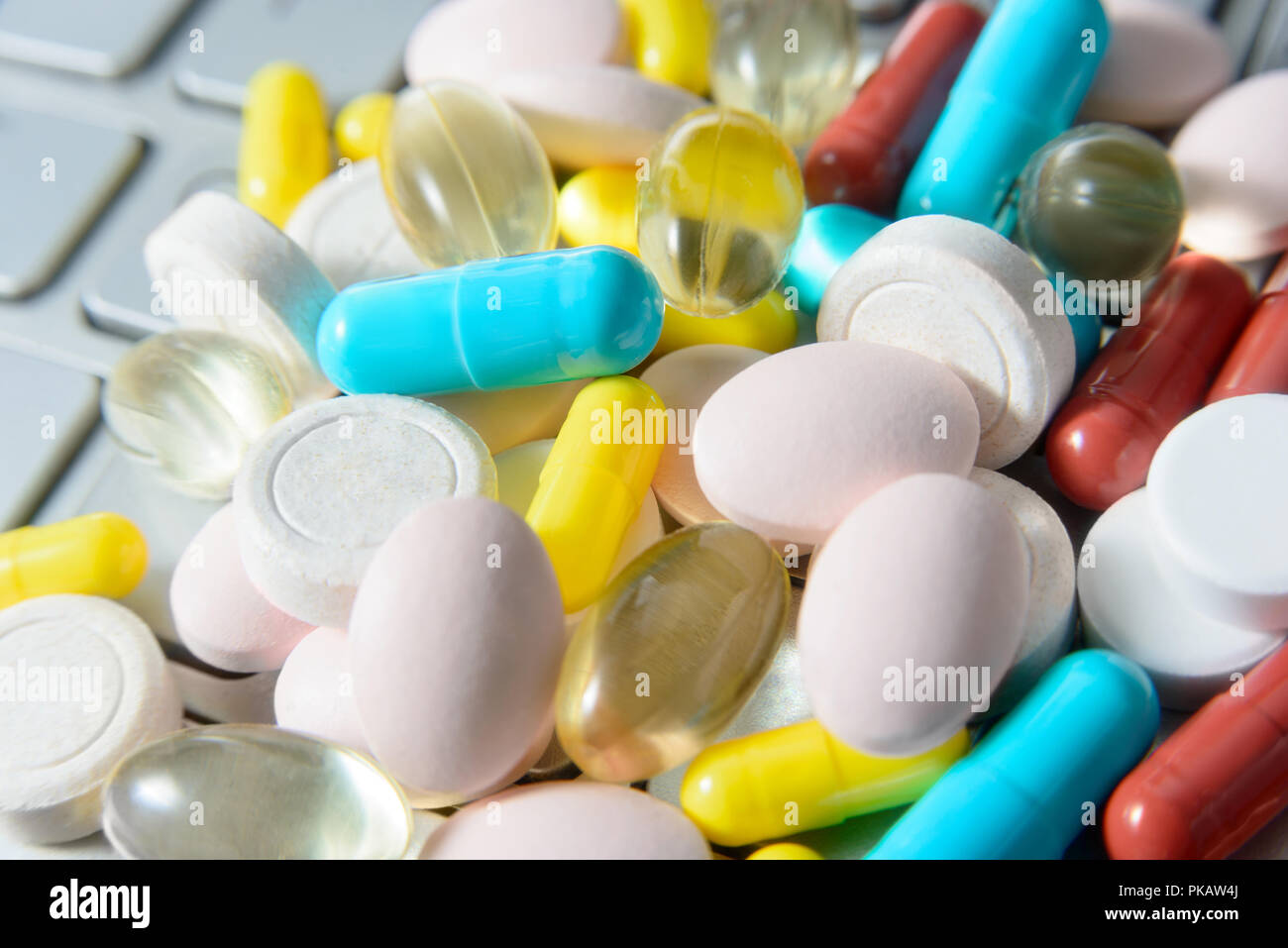 Pile de médecine assortis pills and capsules sur clavier gris, macro fond pharmaceutique. Banque D'Images