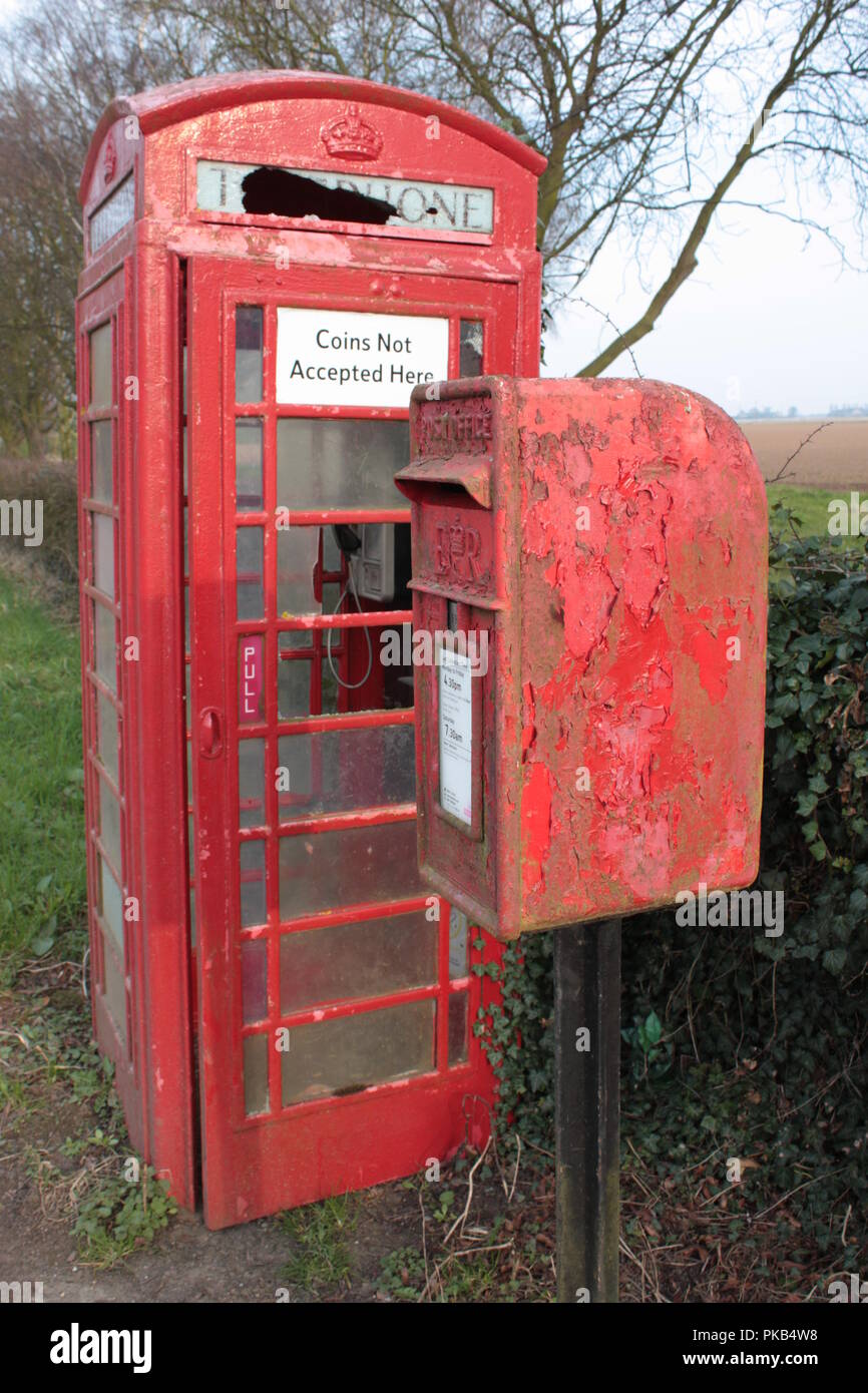 Old Post box et phone box Banque D'Images