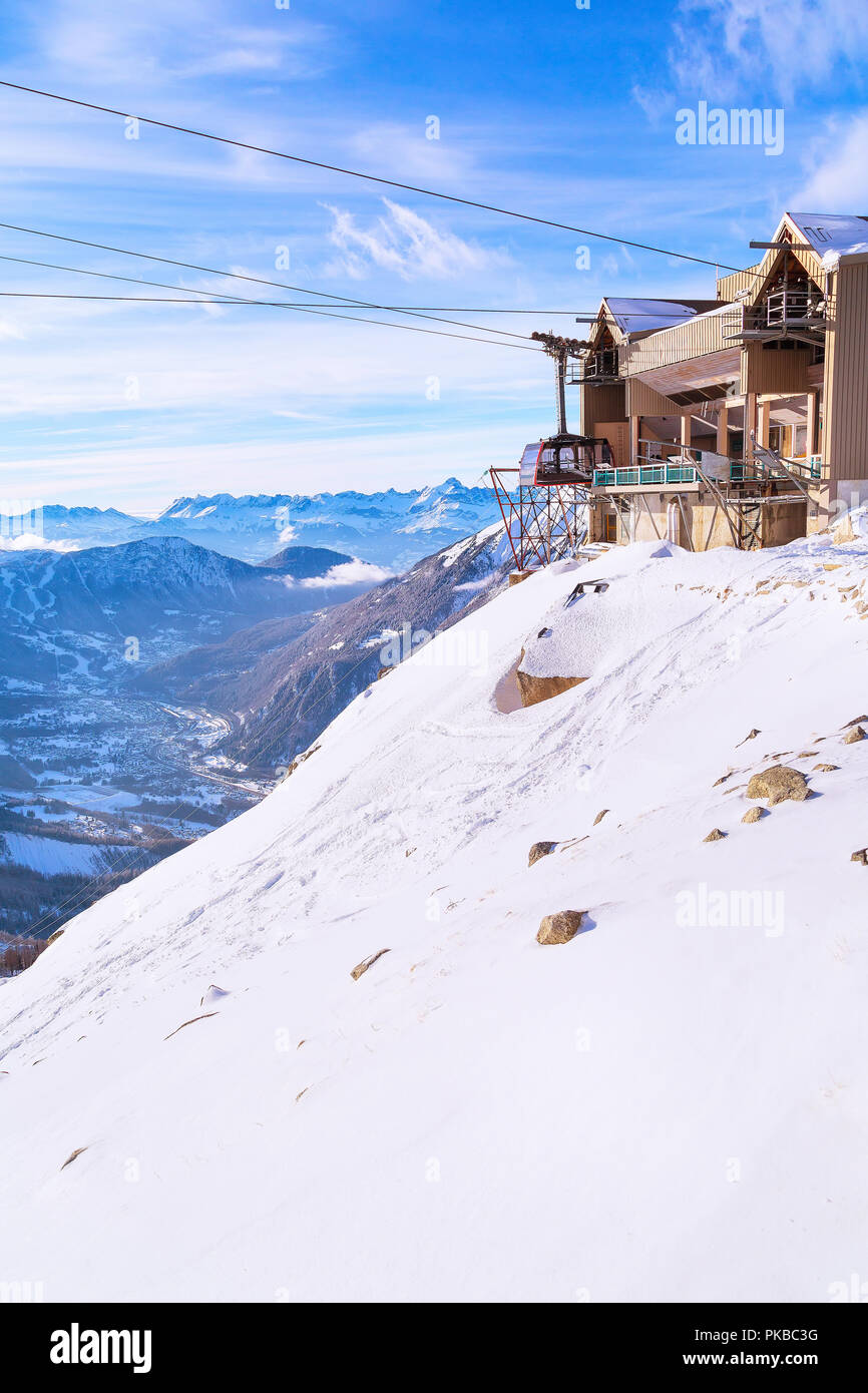De Chamonix en téléphérique au sommet de l'Aiguille du Midi et la station de pompage en montagne Chamonix, France. Banque D'Images