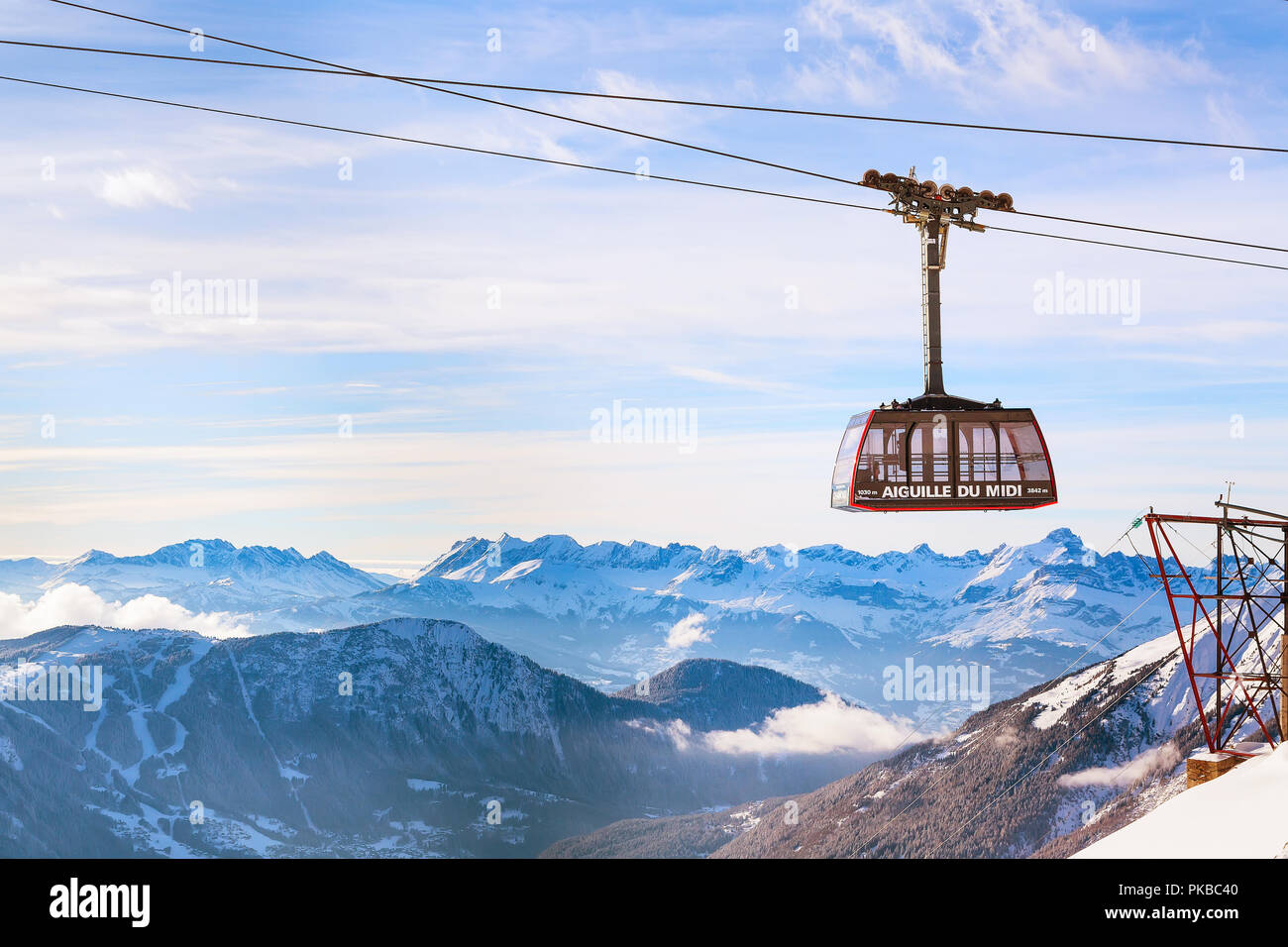 Chamonix, France - janvier 28 , 2015 : Cable voiture de Chamonix au sommet de l'Aiguille du Midi et la station de pompage en montagne Chamonix, Banque D'Images