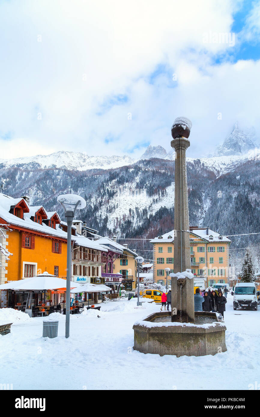 Chamonix, France - 30 janvier 2015 : vue sur la rue, les gens marcher dans le centre de la ville de Chamonix dans les Alpes Banque D'Images