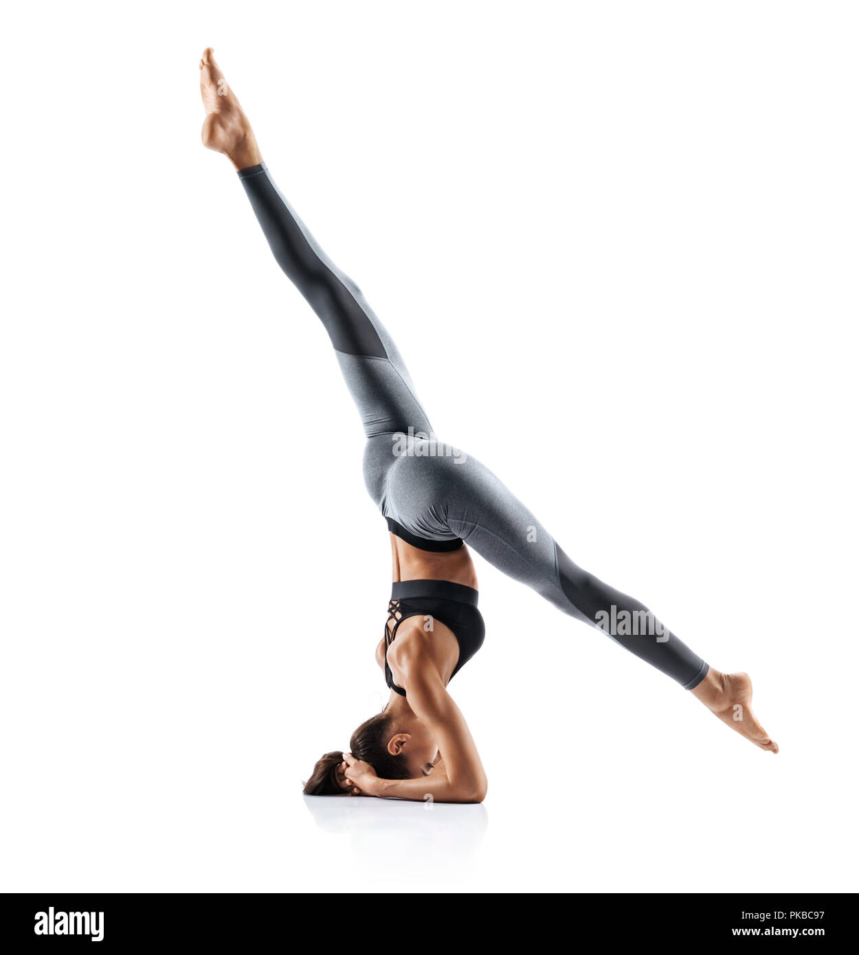 Silhouette de slim girl practicing yoga isolé sur fond blanc. Concept de vie en bonne santé et équilibre naturel entre le corps et le développement mental. Banque D'Images