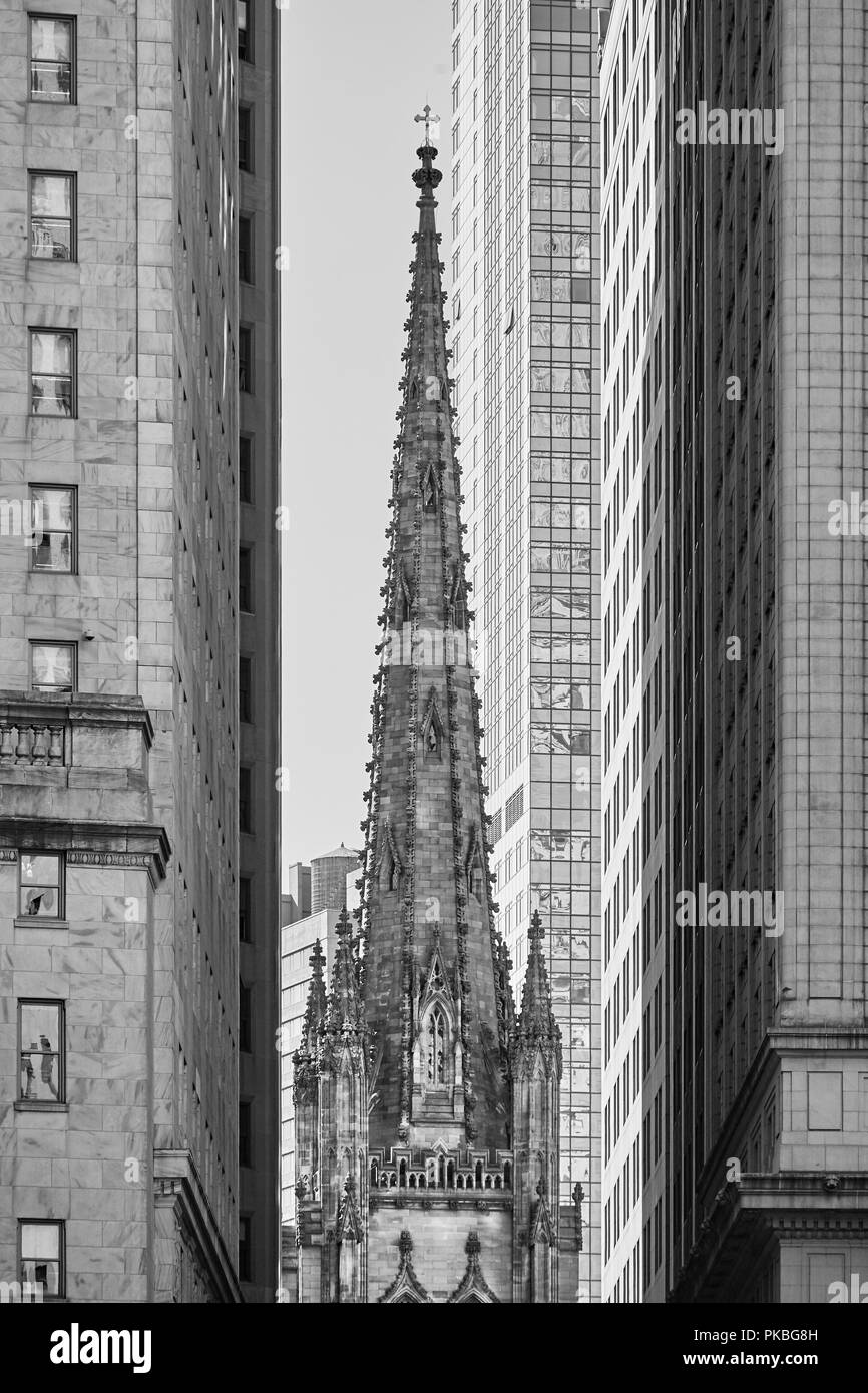 L'église Trinity tower entre des gratte-ciel, New York City, USA. Banque D'Images