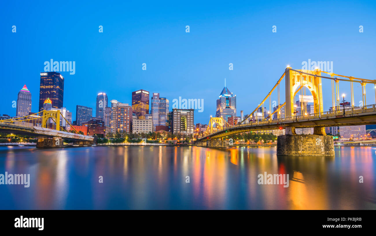 Pittsburgh, Pennsylvanie, USA : 8-21-17. pittsburgh skyline au crépuscule avec reflet dans l'eau. Banque D'Images