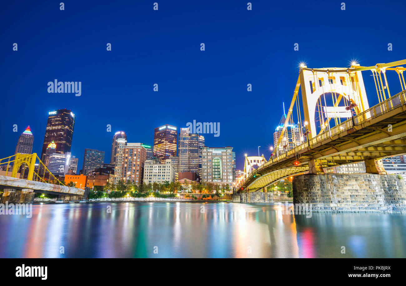 Pittsburgh, Pennsylvanie, USA : 8-21-17. pittsburgh skyline at night avec reflet dans l'eau. Banque D'Images