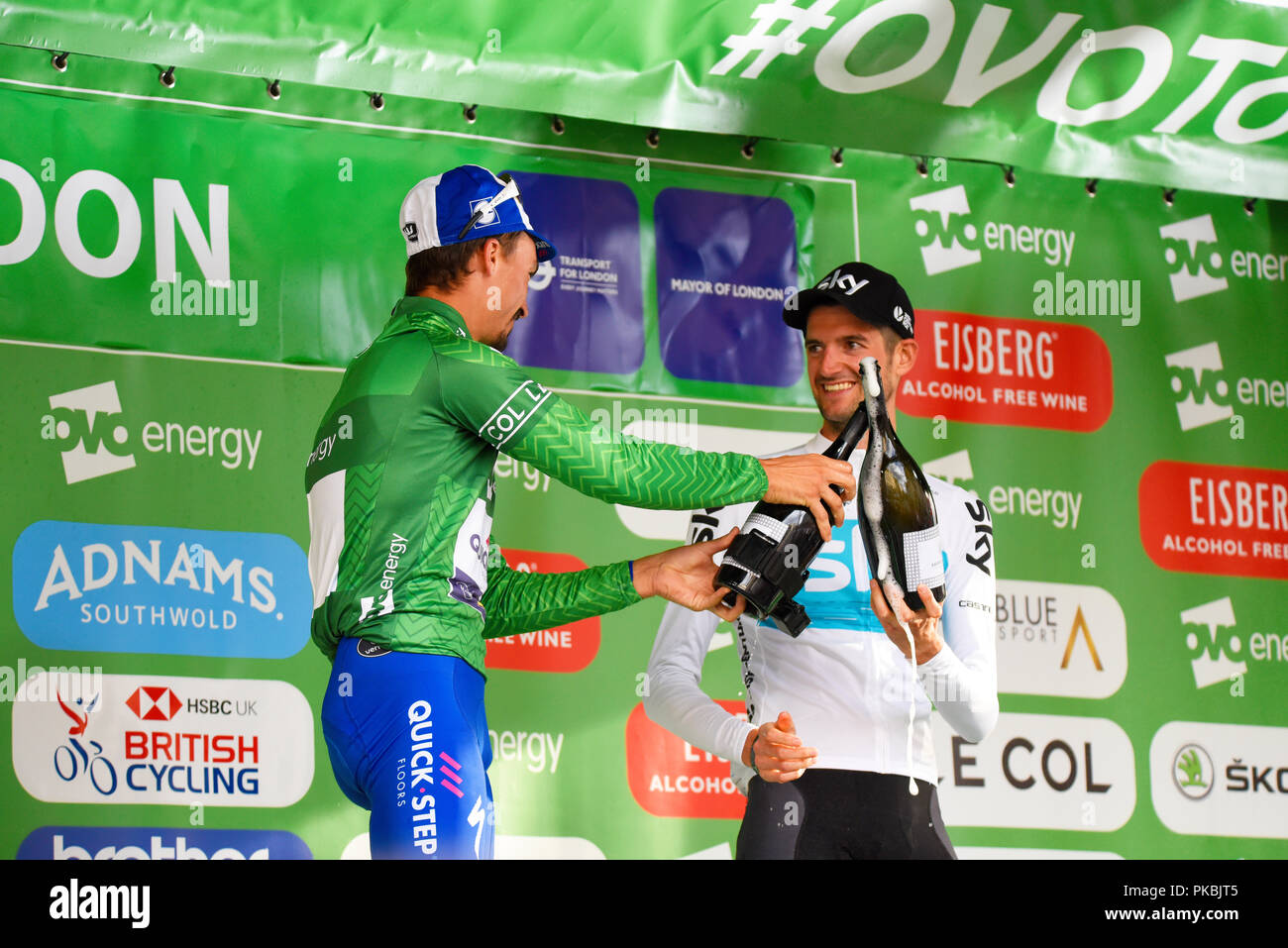 Julian Alaphilippe et Wout Poels célébrer haut place à la Tour de Bretagne de l'énergie OVO course cycle, étape 8, Londres, Royaume-Uni. Bouteilles Banque D'Images