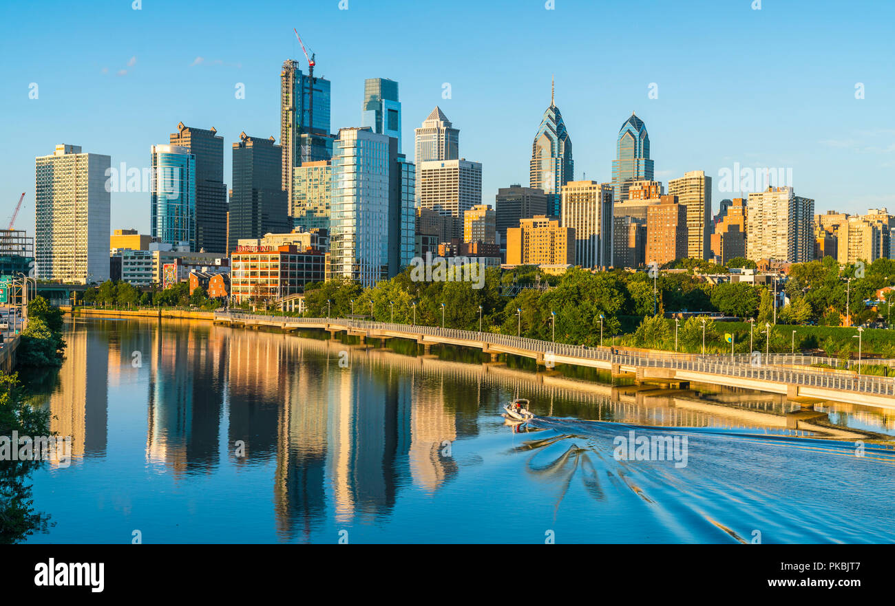 Philadelphie, Pennsylvanie, PA, USA. 8-23-17:philadelphia skyline at sunset avec reflet dans la rivière. Banque D'Images