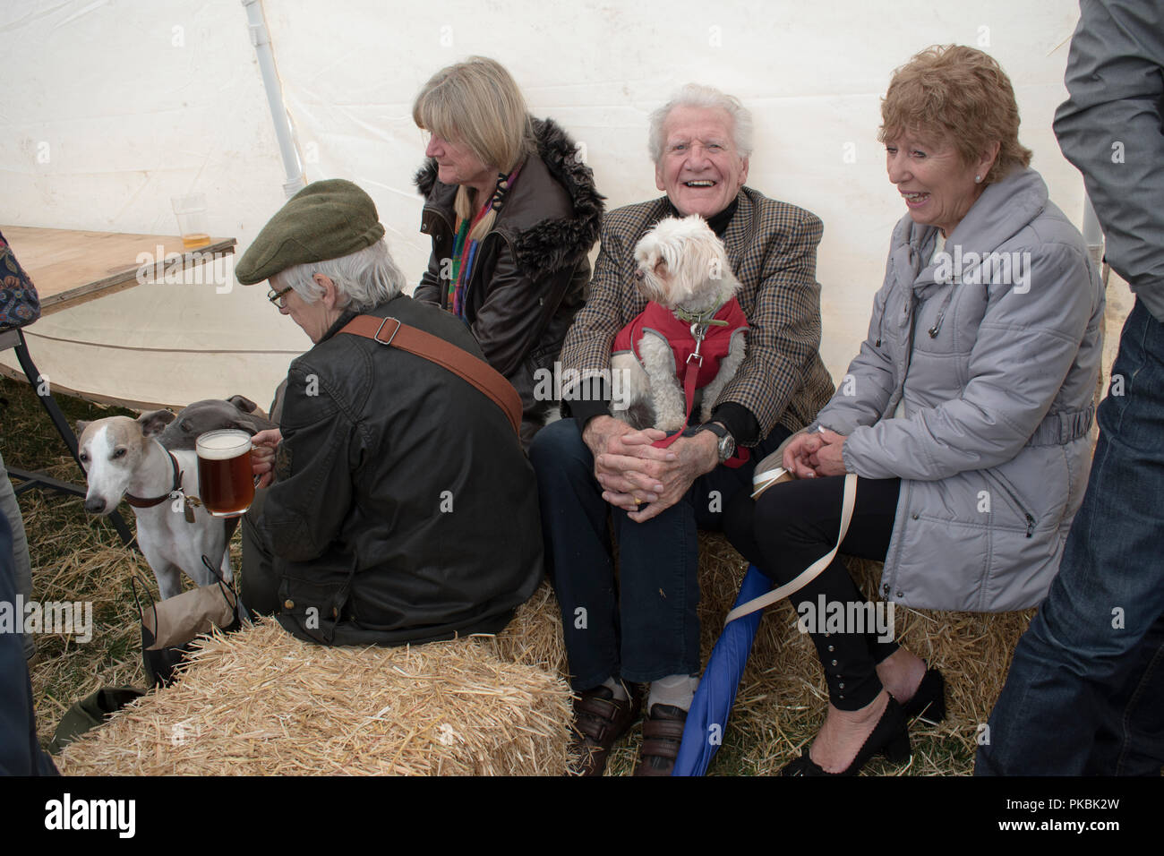 Homme plus âgé avec chien assis sur ses genoux, les Britanniques adorent leurs amoureux de chiens, Derbyshire campagne Event UK 2018 HOMER SYKES Banque D'Images