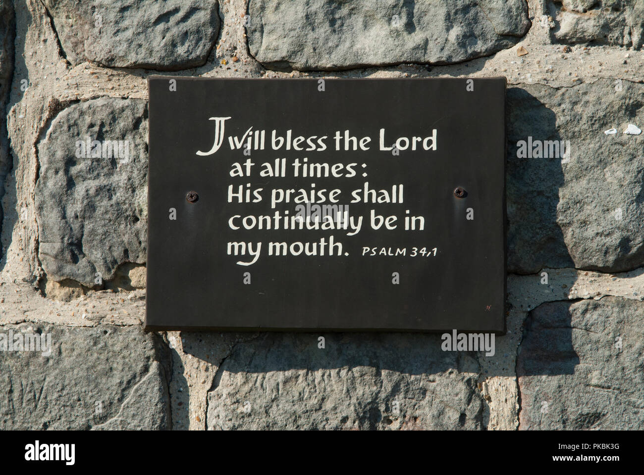 Psaume 341 Sur Une Plaque A L Haut De La St Andrew S Church Tower Fairlight East Mes amis et je les invite. alamy