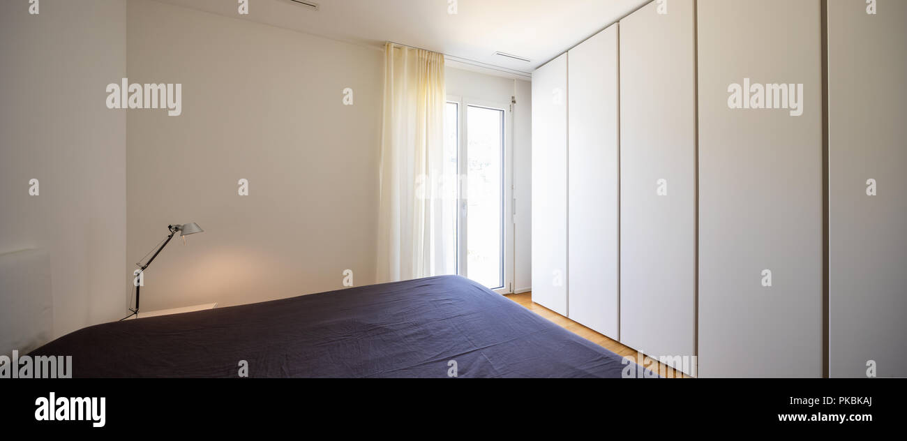 Chambre avec une grande fenêtre Banque D'Images