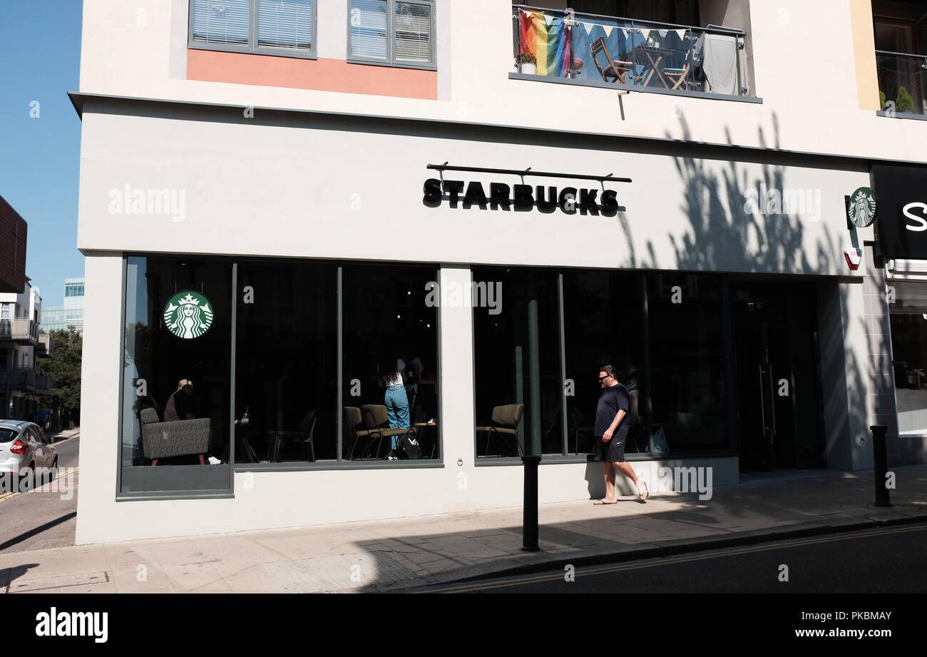 Récemment ouvert café Starbucks Cafe à St James's Street Brighton Kemp Town Photo prise par Simon Dack Banque D'Images