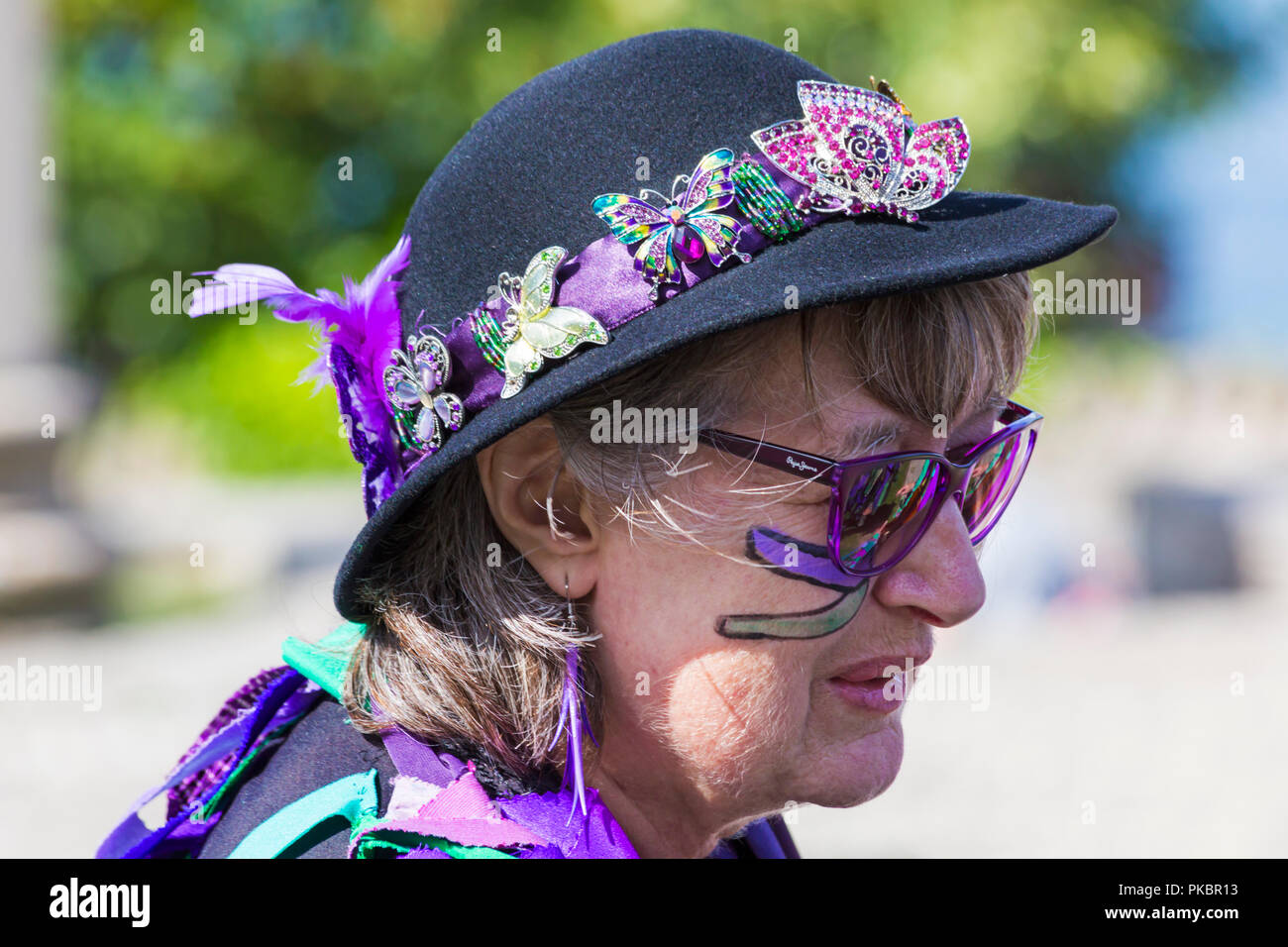 Morris dancer, membre du couvain Wicket Border Morris à la Folk Festival, Swanage Swanage, Dorset UK sur un beau jour ensoleillé chaud en Septembre Banque D'Images