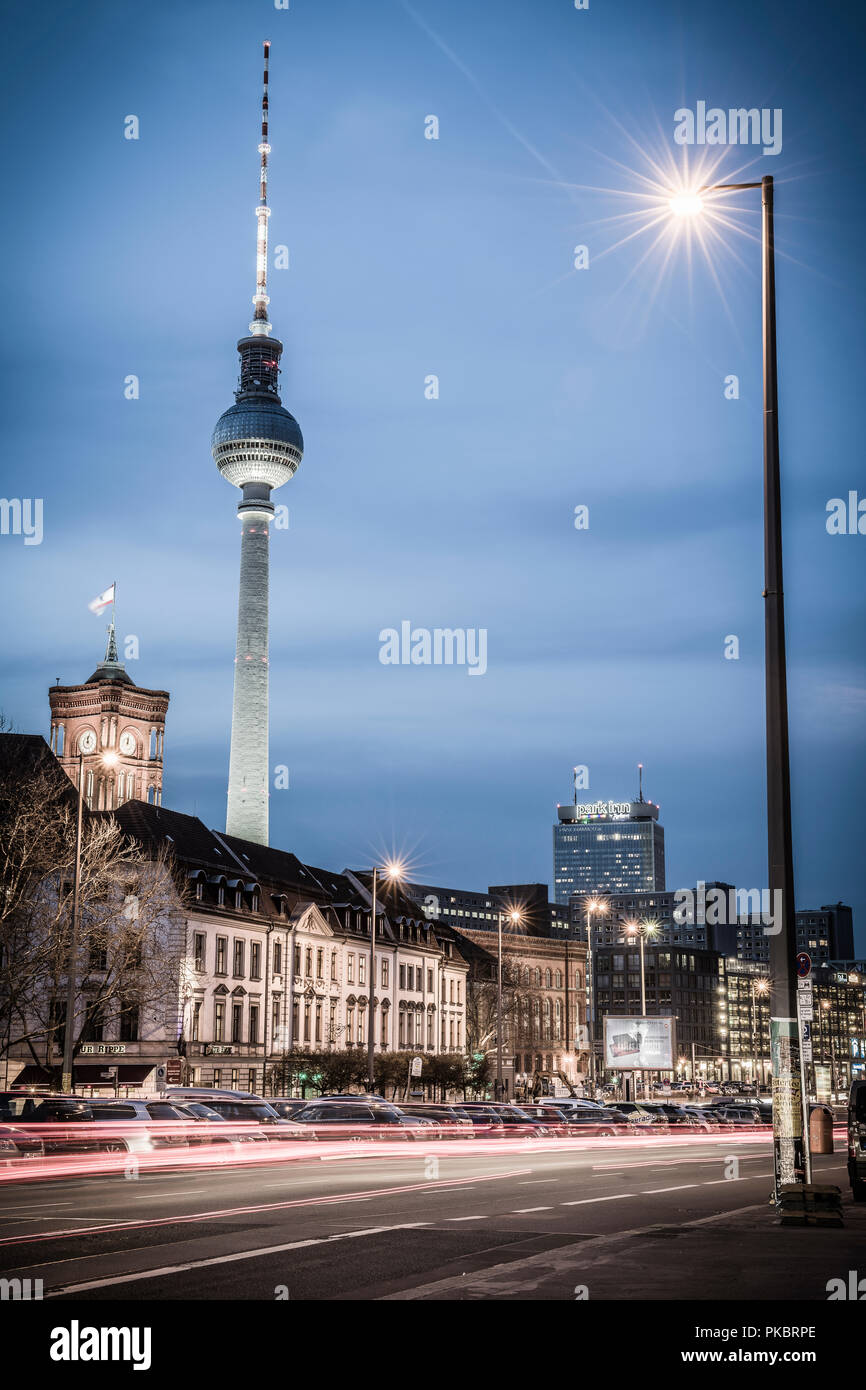 Flux de trafic aux heures de pointe à travers le pont Mühlendamm vers Alexanderplatz dans le centre de la capitale allemande Berlin. Banque D'Images