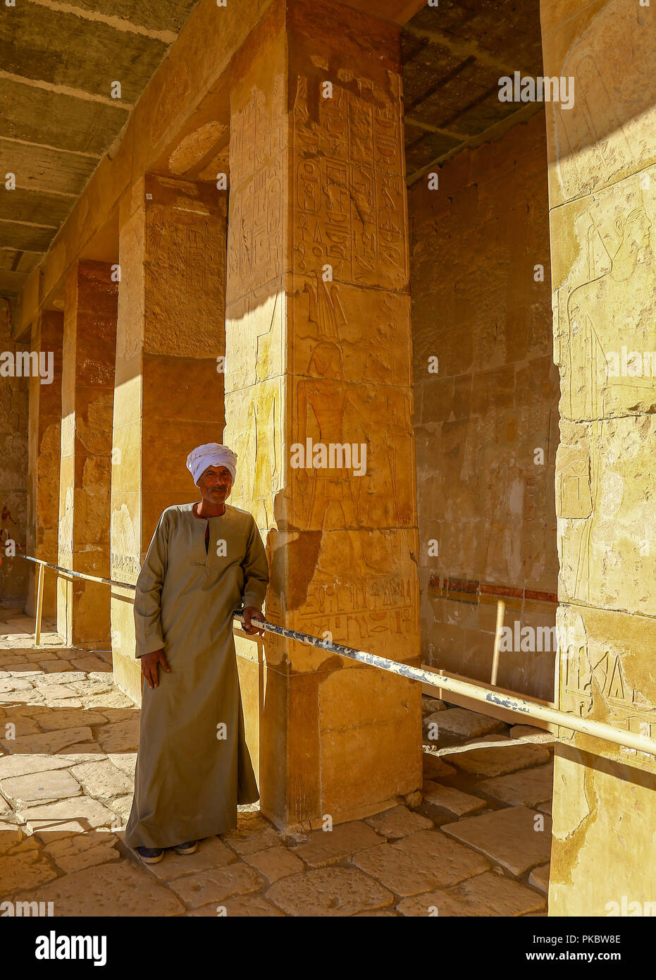 Un homme vêtu de vêtements arabes au temple funéraire d'Hatchepsout, Deir el-Bahari, Louxor, Egypte, Afrique du Sud Banque D'Images