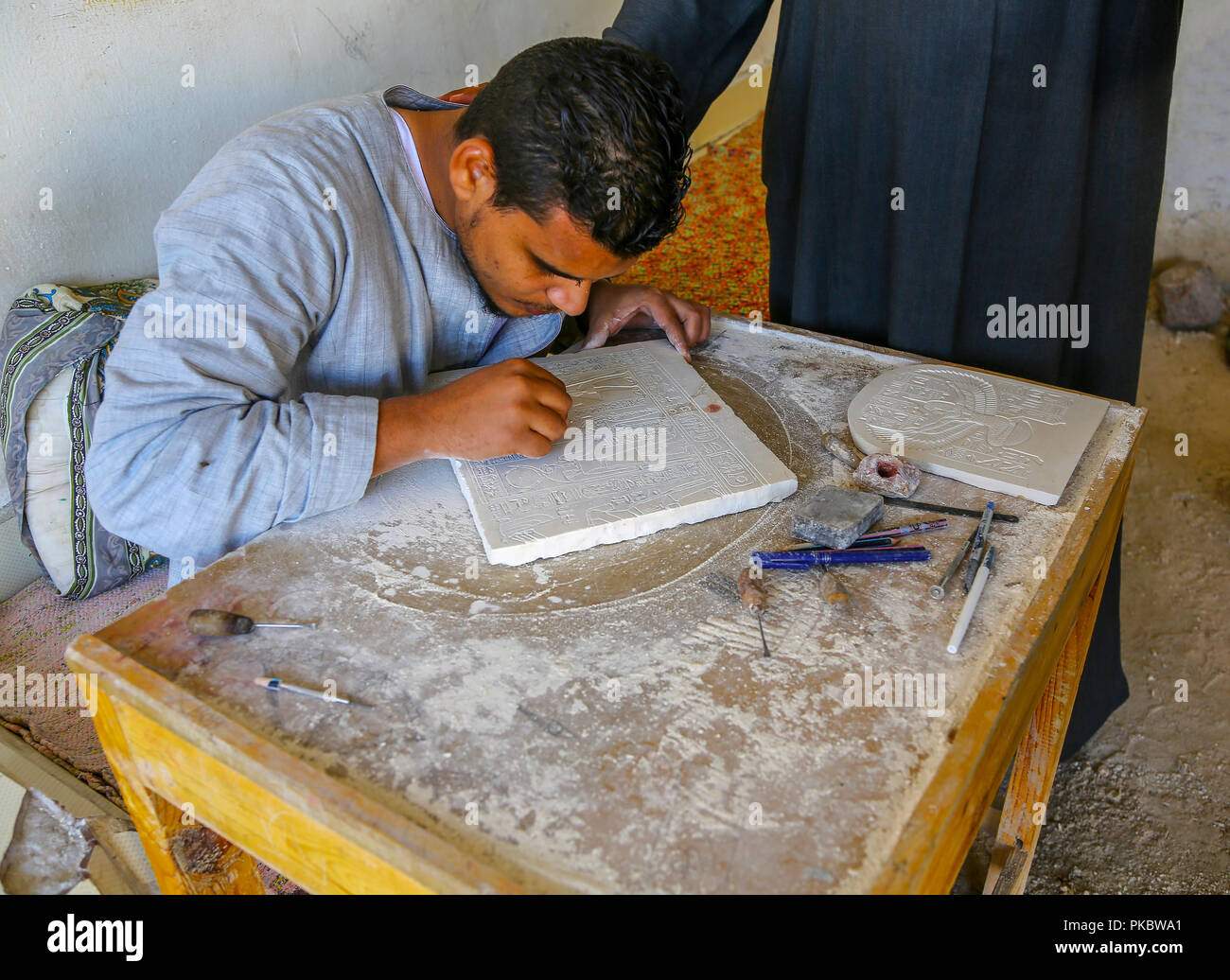 Un artisan qualifié sculpter une plaque calcaire à une usine de fabrication et de l'albâtre en Egypte, l'Afrique Banque D'Images