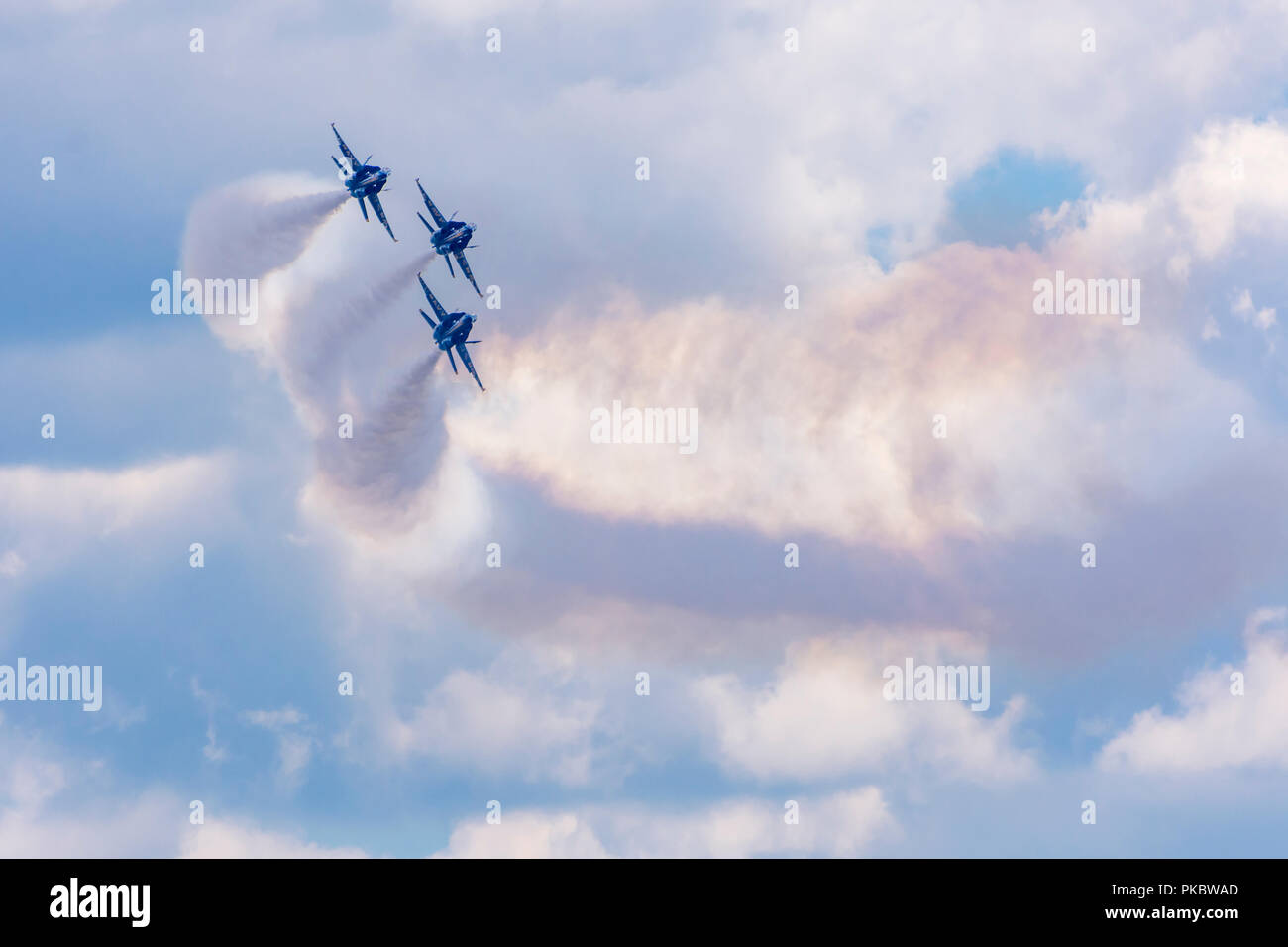 Trois jets F/A-18 Hornet de l'escadron de démonstration de vol de la Marine des États-Unis, les Blue Angels volent en formation étroite contre un ciel nuageux. Banque D'Images
