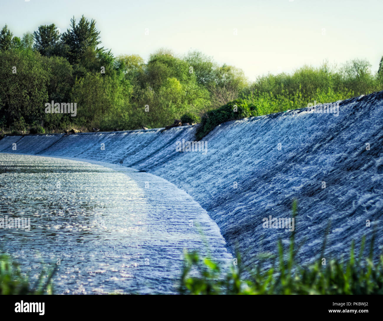 Longtemps, blue weir dans le pays du Royaume-Uni. Banque D'Images