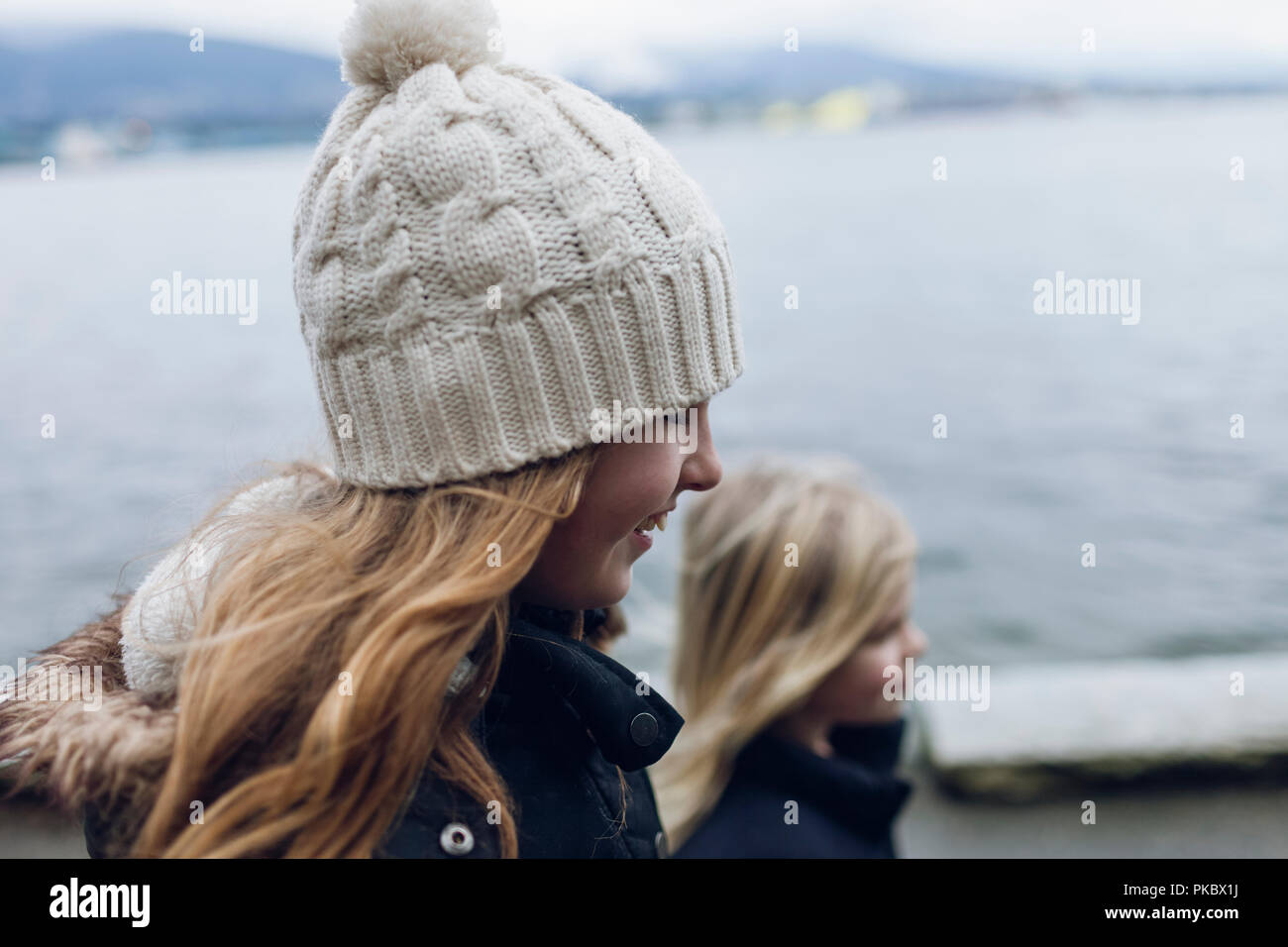 Deux jeunes filles à pied sur la digue ; Vancouver, Colombie-Britannique, Canada Banque D'Images