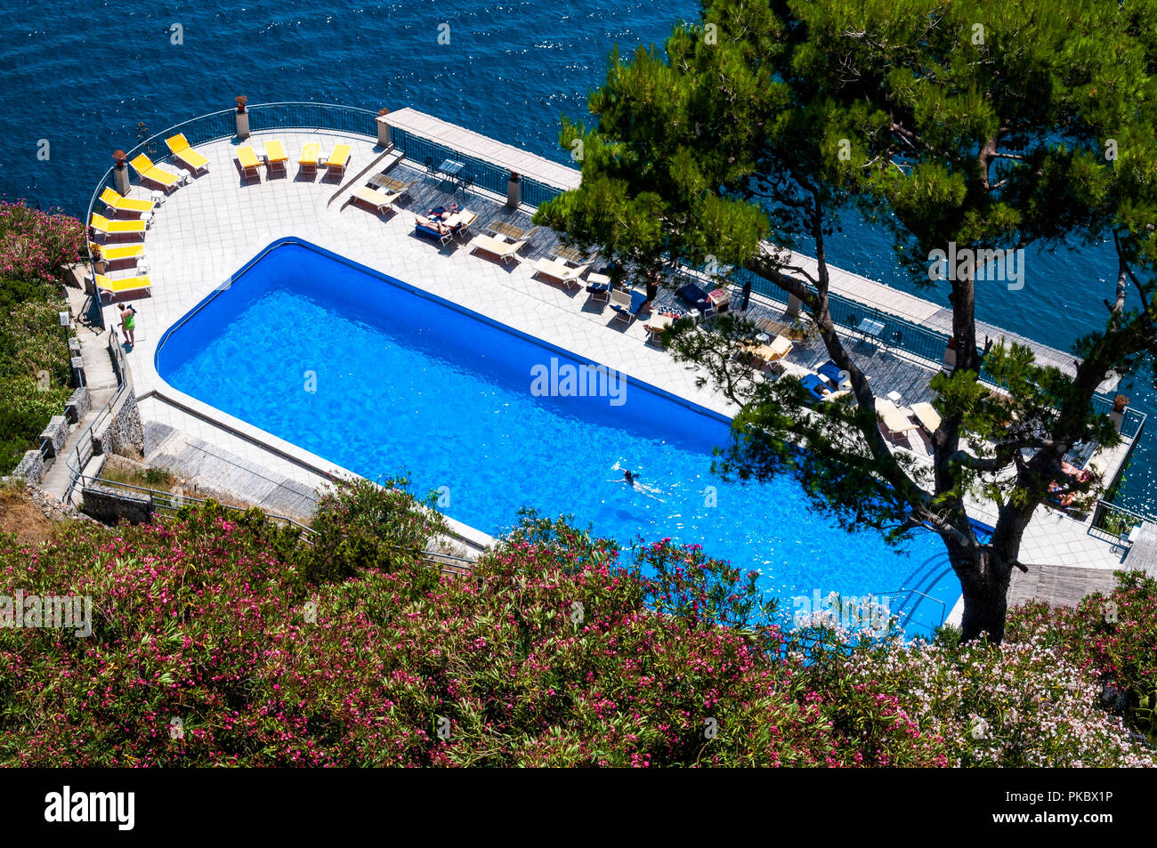 Vue aérienne de la piscine de l'hôtel. Chaises longues et parterres de l'Hôtel Belvedere, en Conca dei Marini, Salerne, Campanie, Italie Banque D'Images