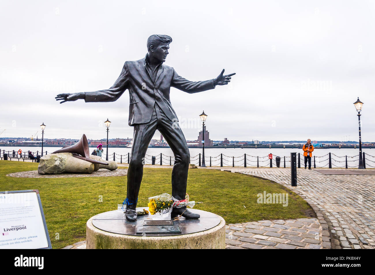 La statue de Billy Fury à Liverpool, Angleterre, Royaume-Uni, paysage Banque D'Images