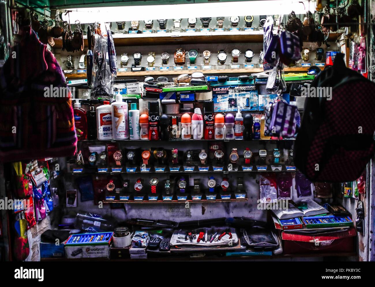 Miselanea blocage de marchandises dans le centre historique d'Hermosillo, Sonora, Mexique. Vente et la combinaison de divers éléments tels que les montres, les désodorisants et les acces Banque D'Images