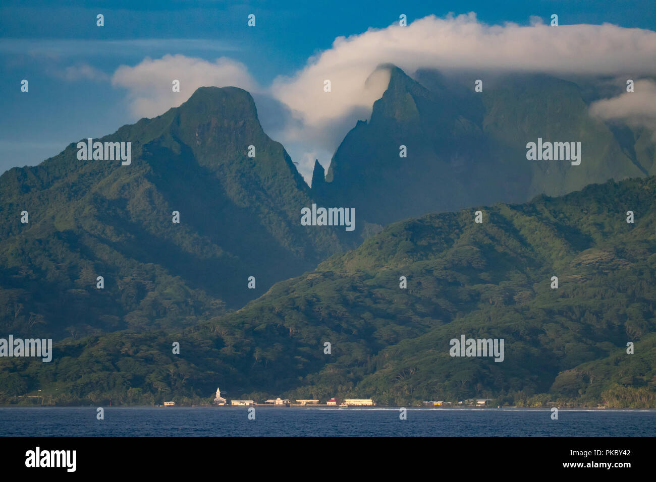 Vues de l'île de l'archipel de la société Raiatea Polynésie Française montrant une église proche du site archéologique de Taputapuatea Banque D'Images