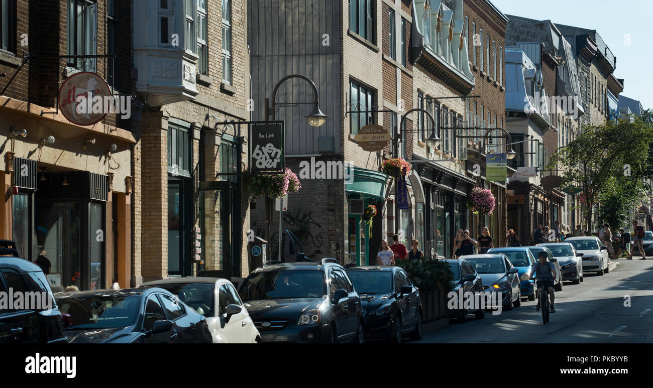 Les cyclistes et les touristes dans la rue Saint-Jean, un jour d'été dans la vieille ville de Québec dans la région de Saint-Jean-Baptiste de la vieille ville de Québec, Canada. Banque D'Images